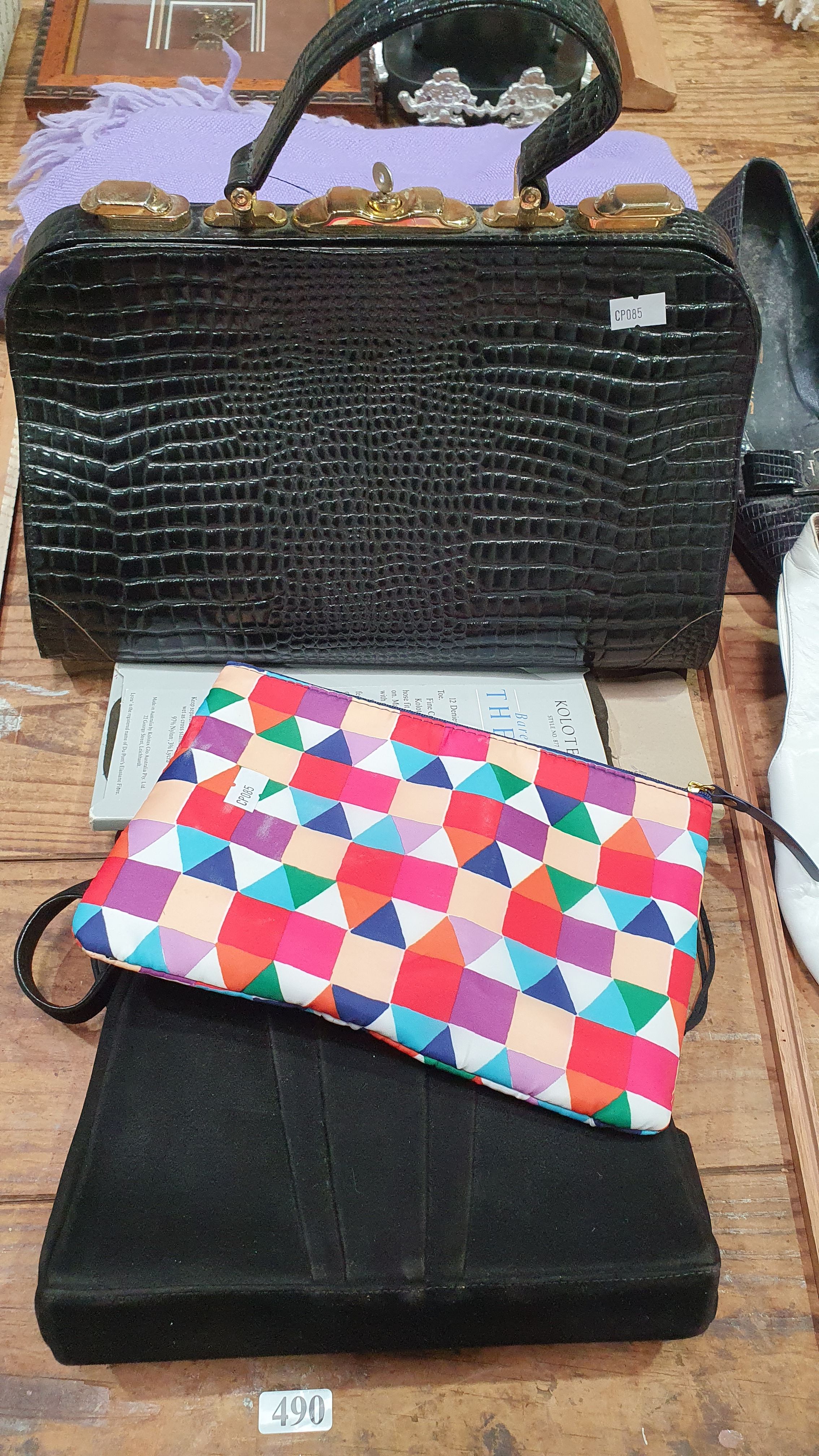 490 · A GROUP OF VARIOUS SCARVES AND BAGS
