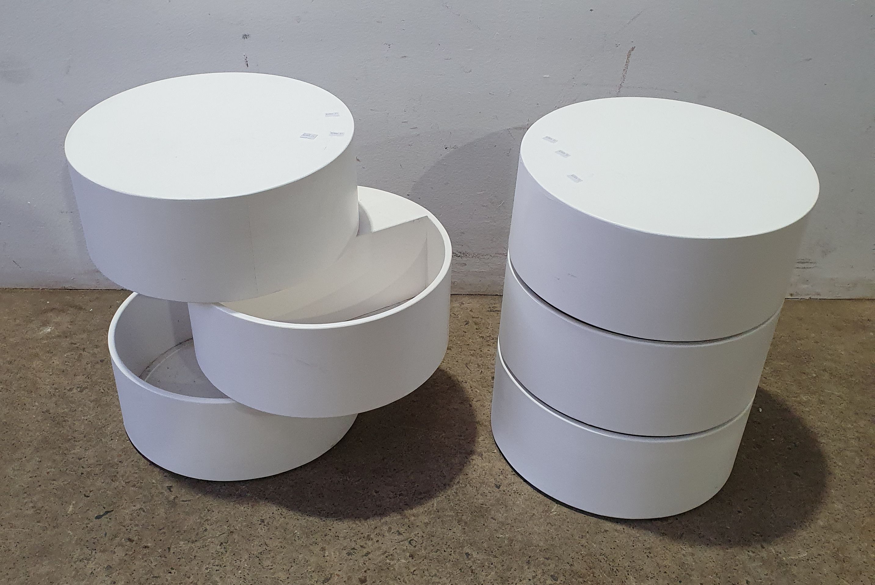 2106 · A PAIR OF CONTEMPORARY BEDSIDE CABINETS