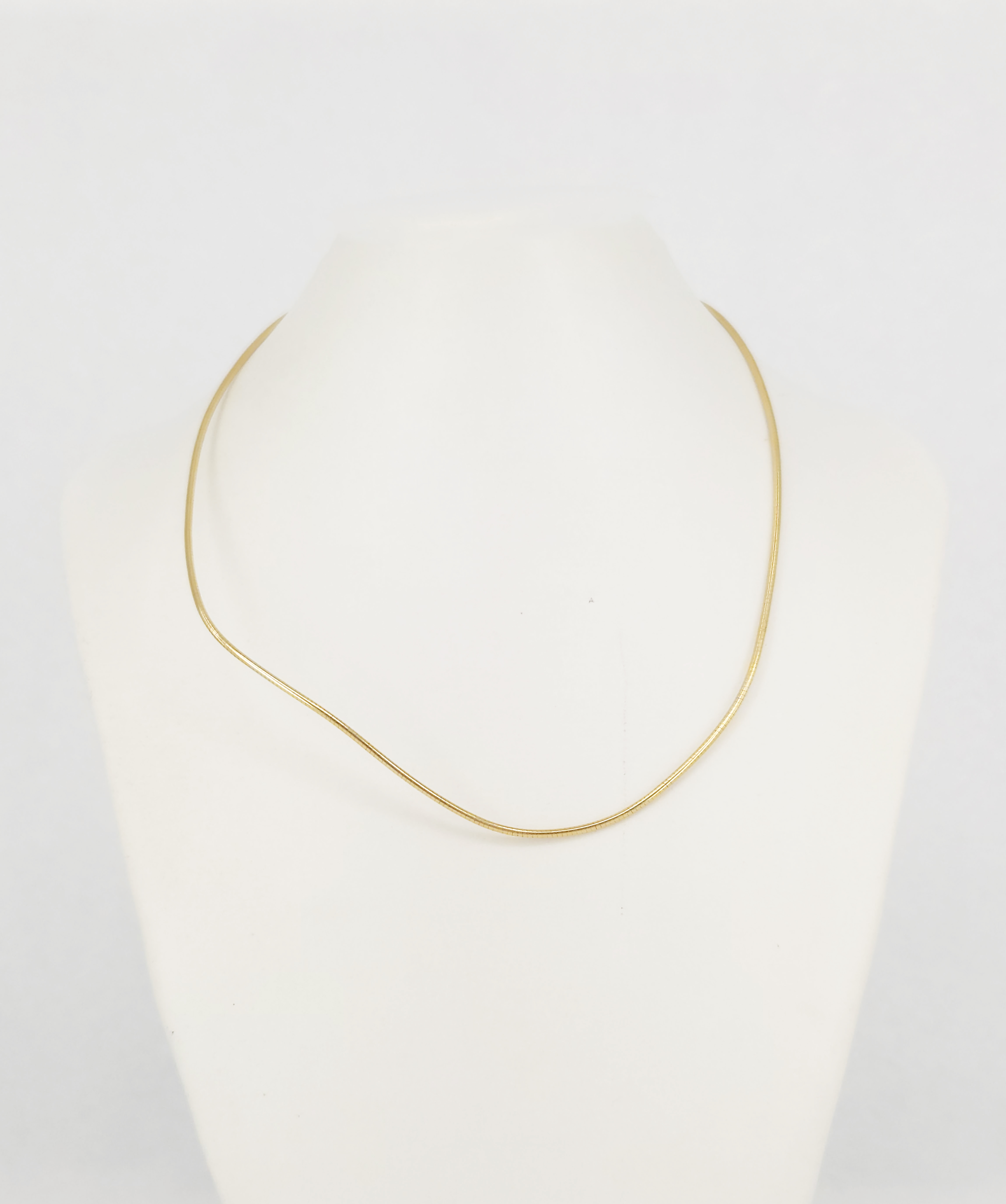 137 · AN 18ct GOLD FINE OMEGA LINK COLLAR
