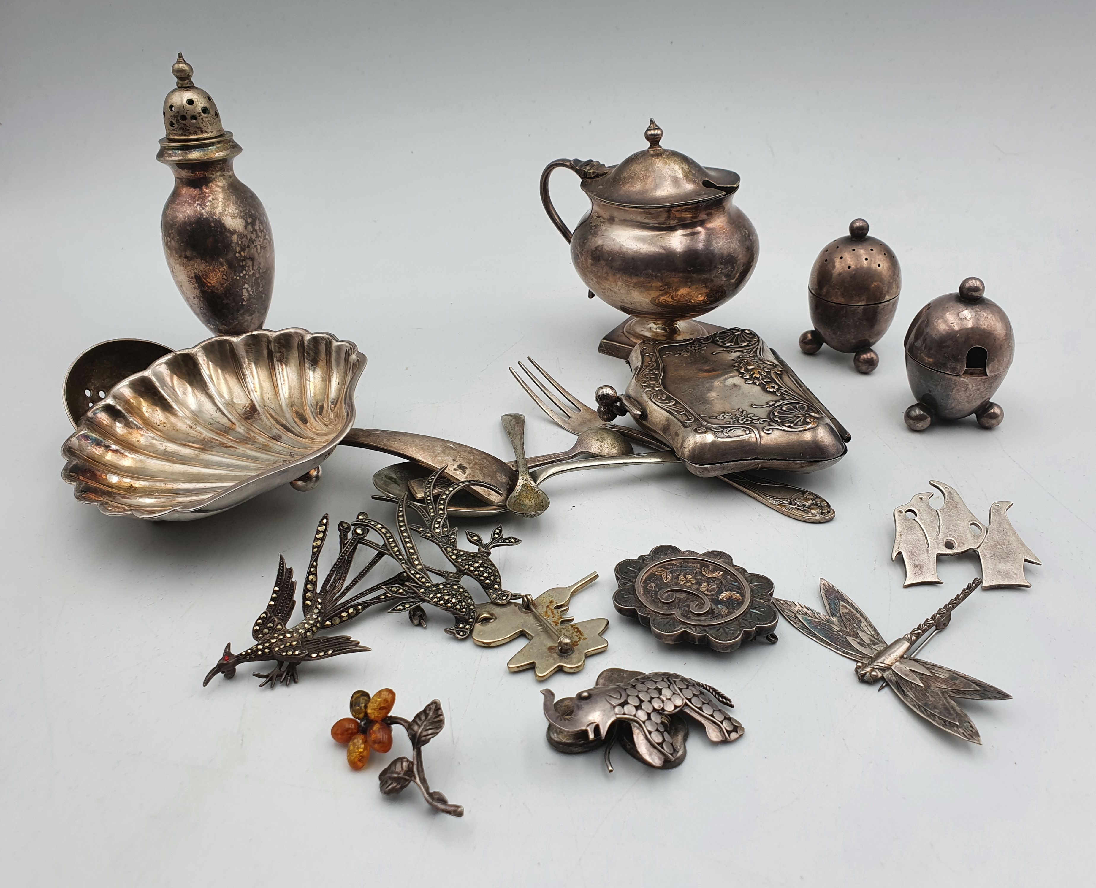 A GROUP OF JEWELLERY AND SILVERPLATED WARES
