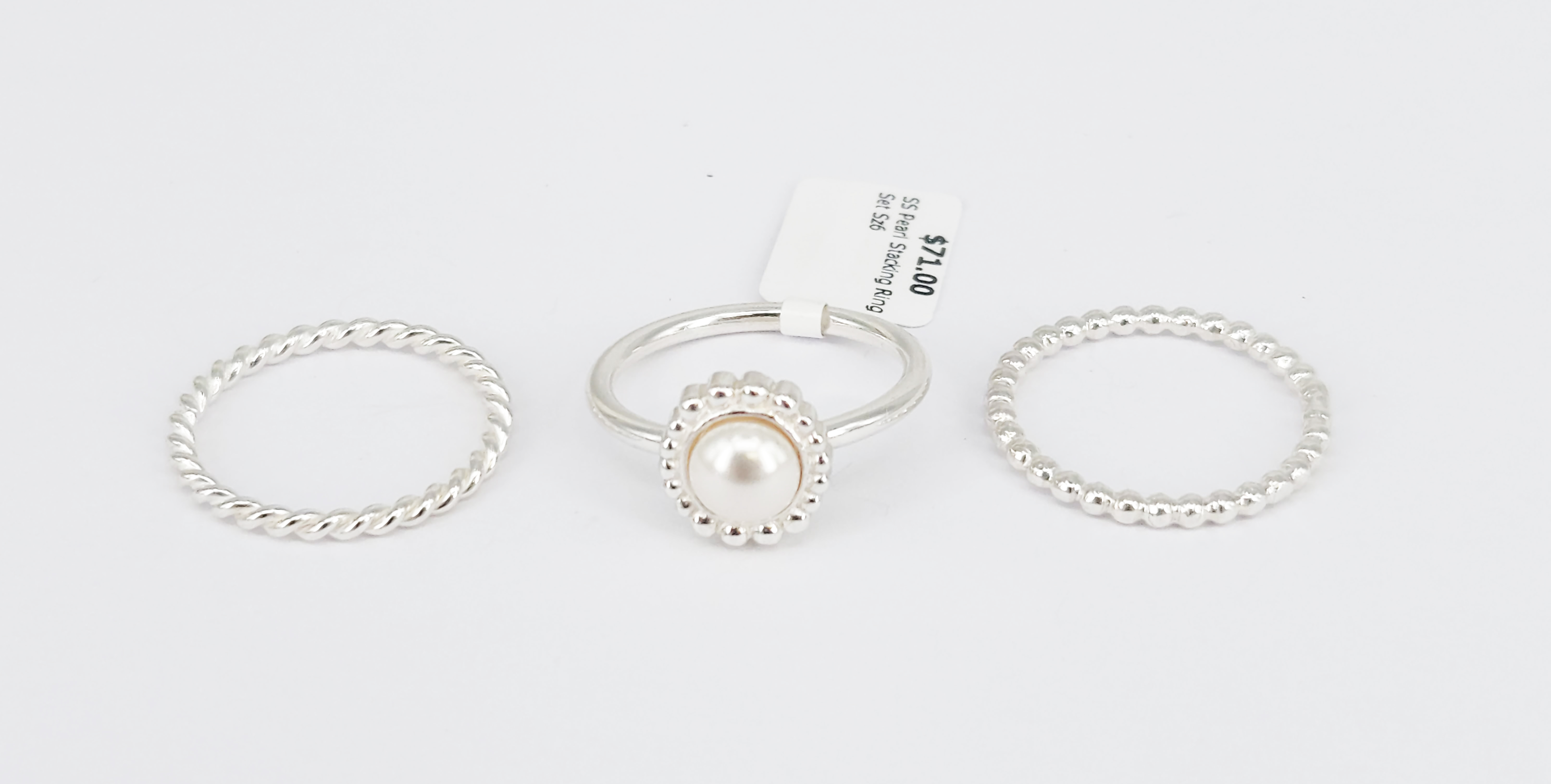 394 · A STERLING SILVER AND FRESHWATER PEARL RING