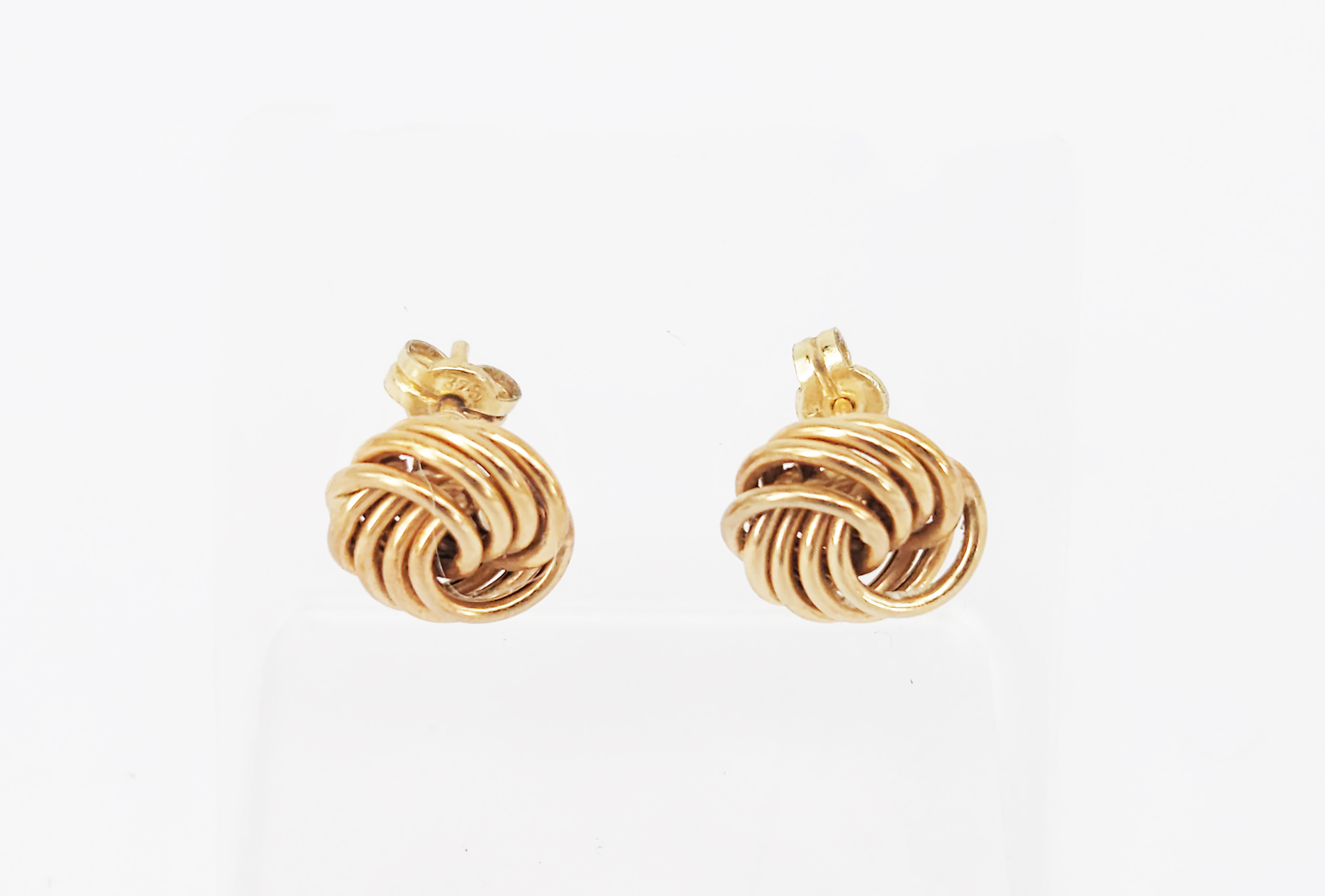 337 · A PAIR OF 9ct YELLOW GOLD KNOT STUD EARRINGS