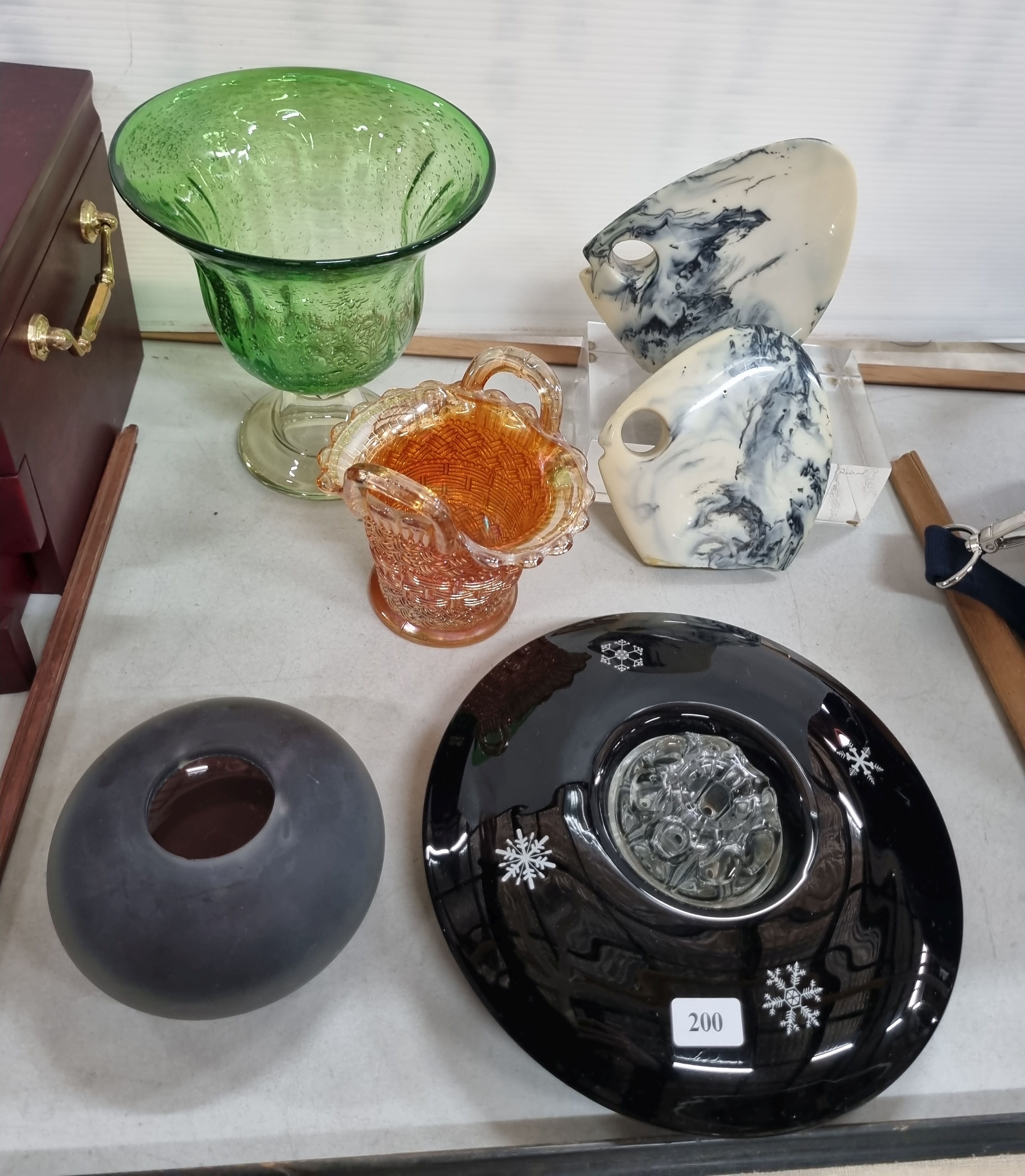 58 · A RESIN FISH SCULPTURE TOGETHER WITH VARIOUS ART GLASS PIECES
