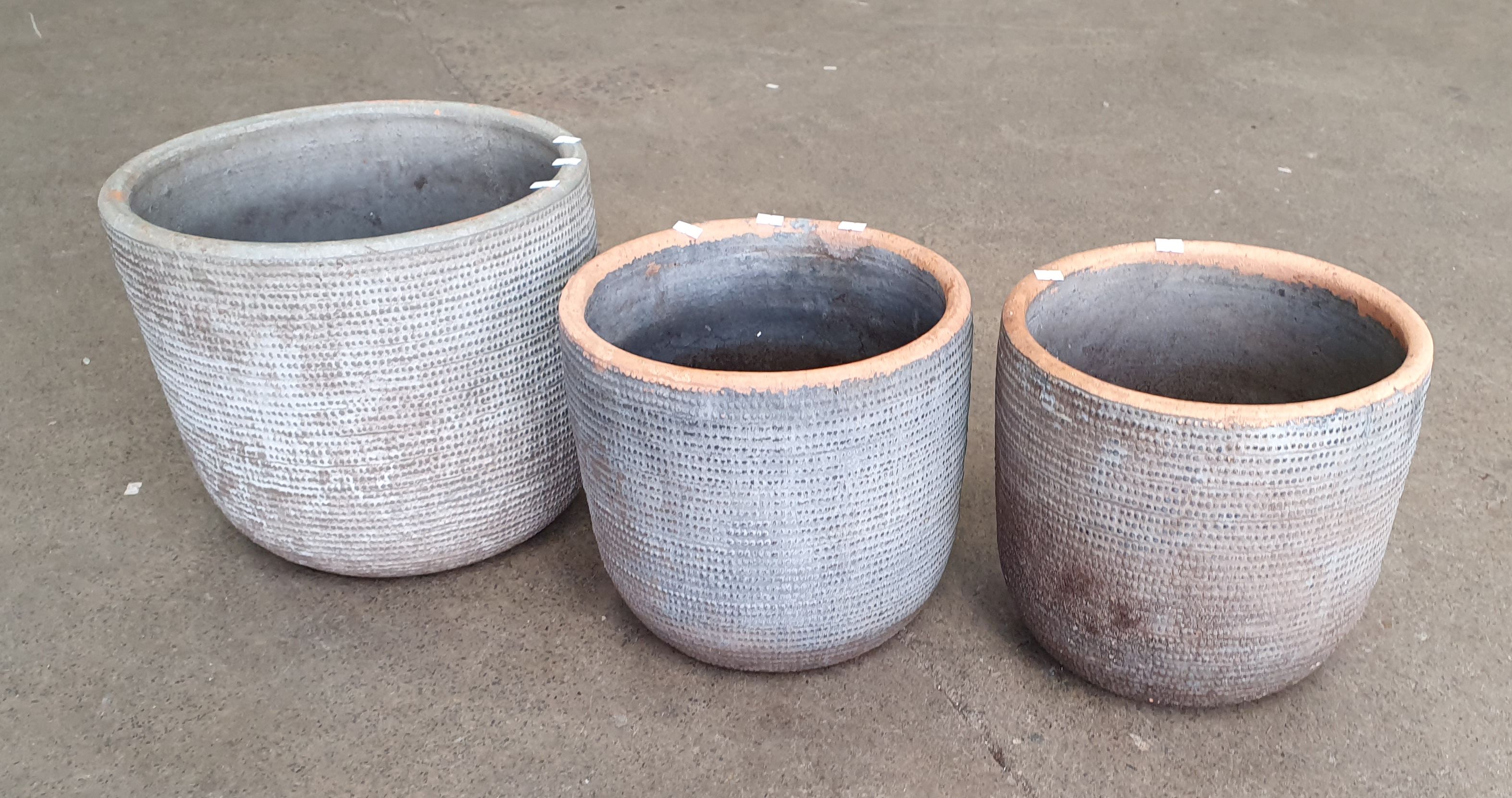 1094 · THREE FLOWER POTS