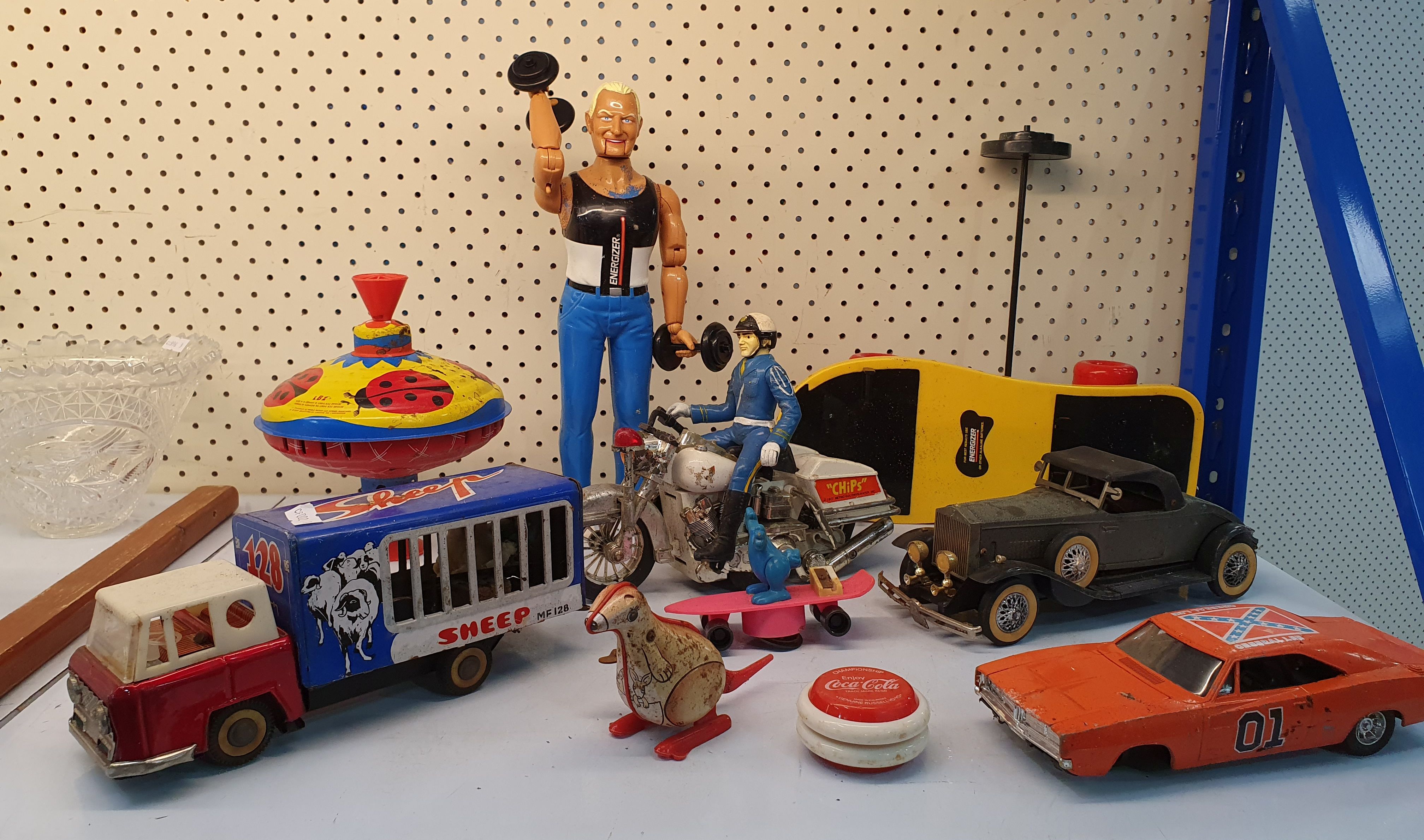 69 · A GROUP OF VINTAGE TOYS AND OTHERS