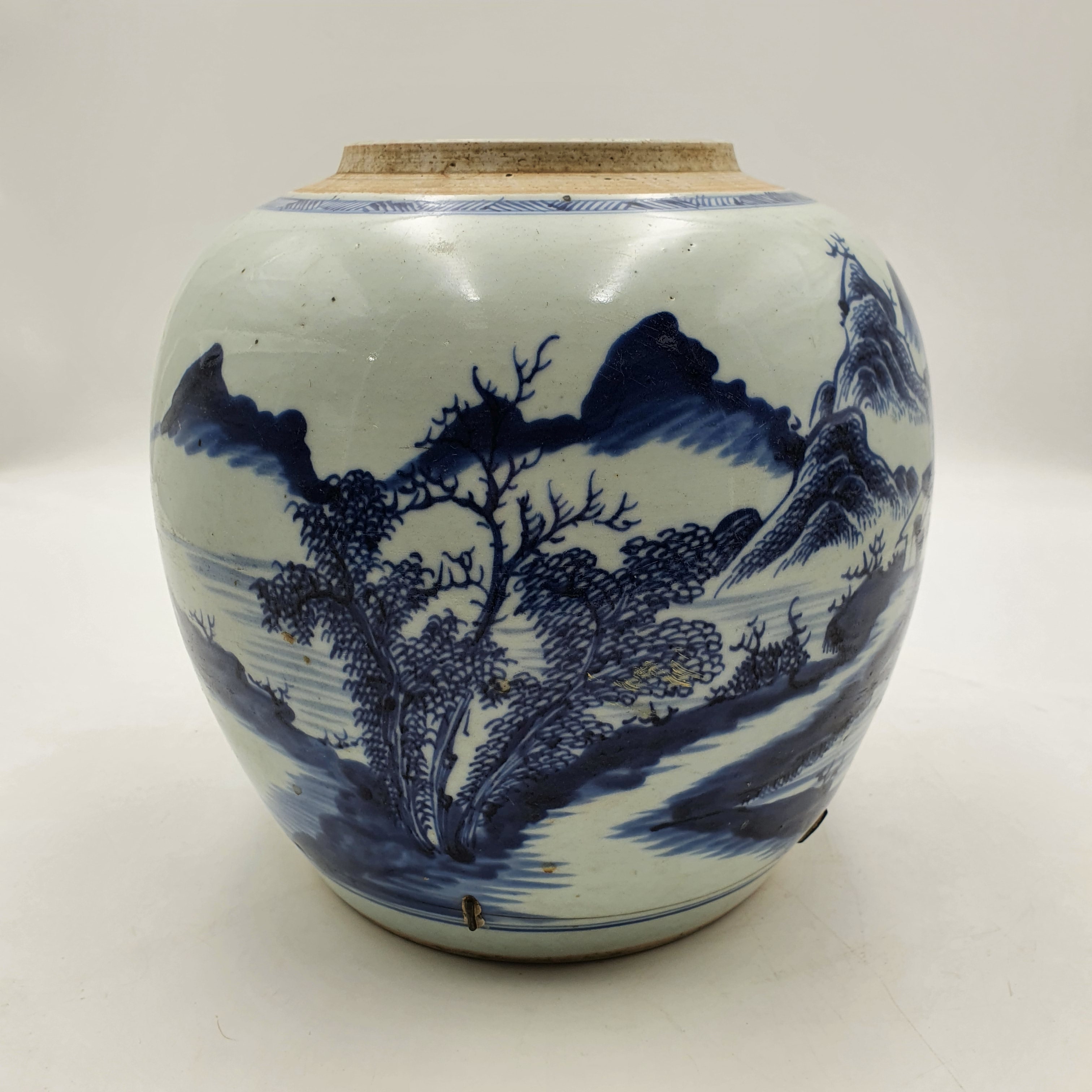 631 · A CHINESE QING DYNASTY BLUE AND WHITE JAR