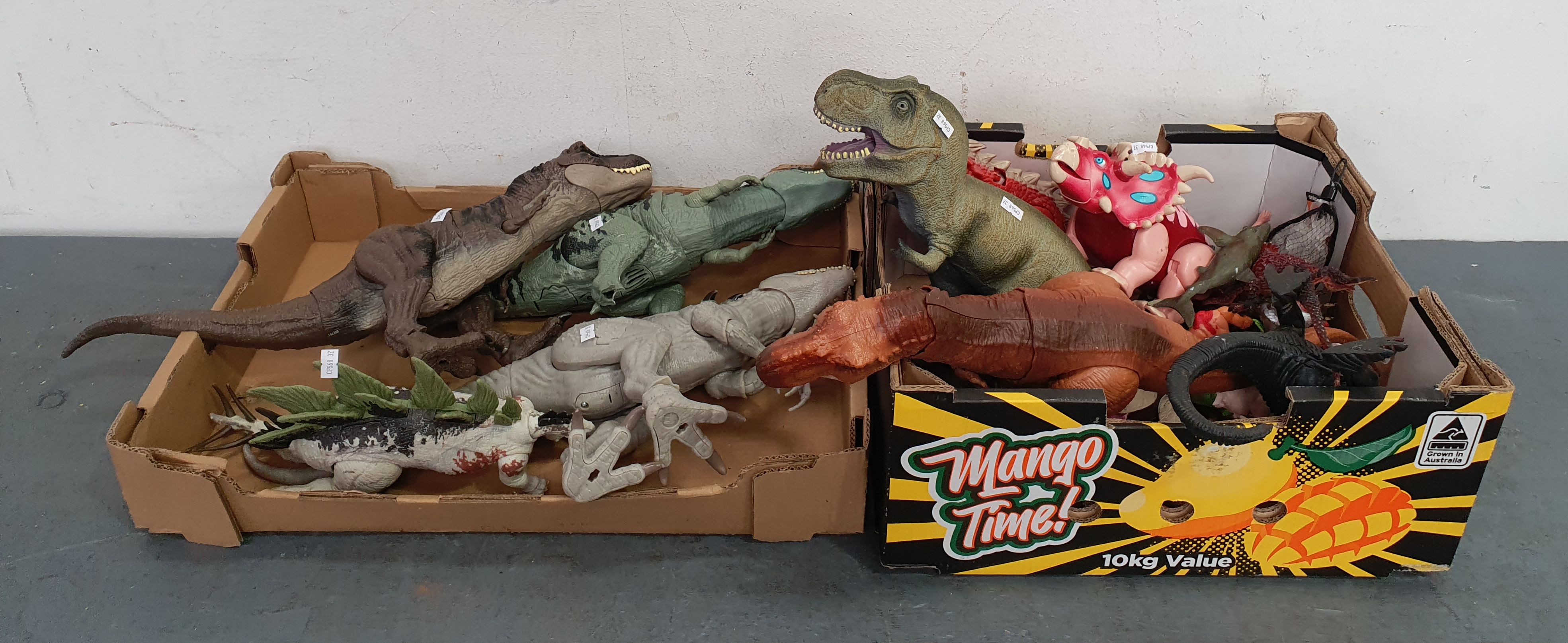 1260 · A GROUP OF TOY DINOSAURS