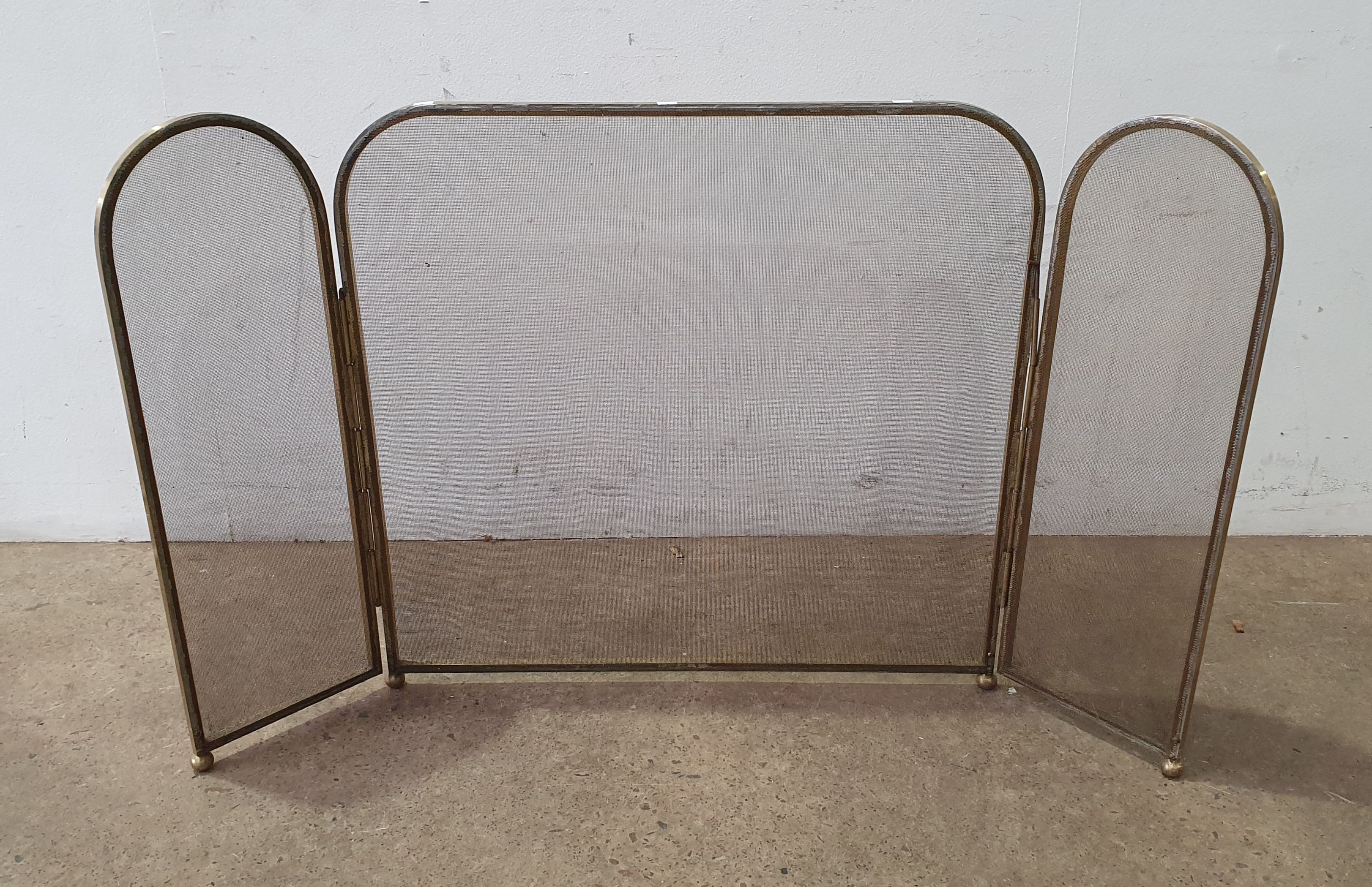 1043 · A BRASS FIRE SCREEN