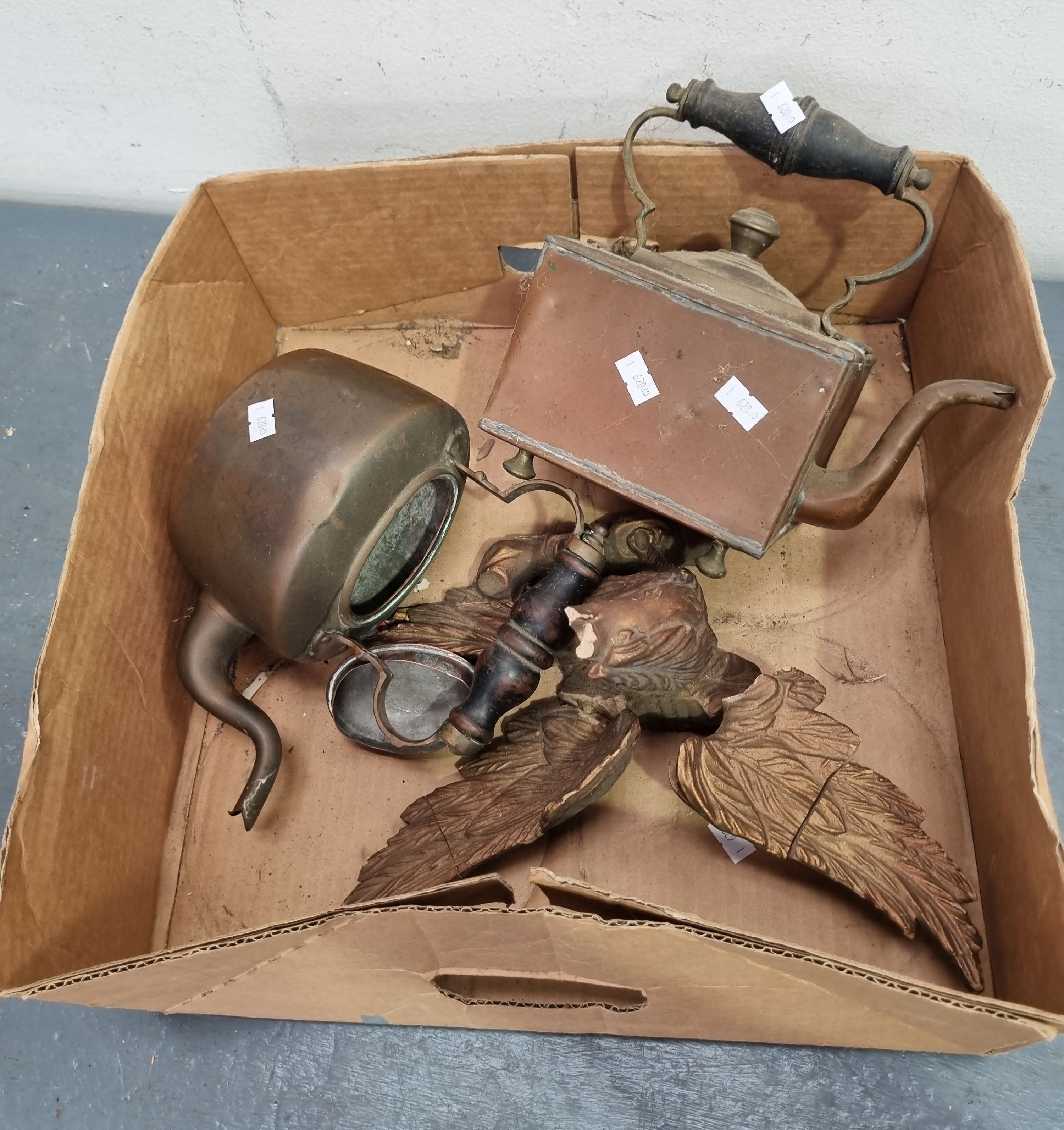 A GROUP OF BRASS/COPPER ITEMS