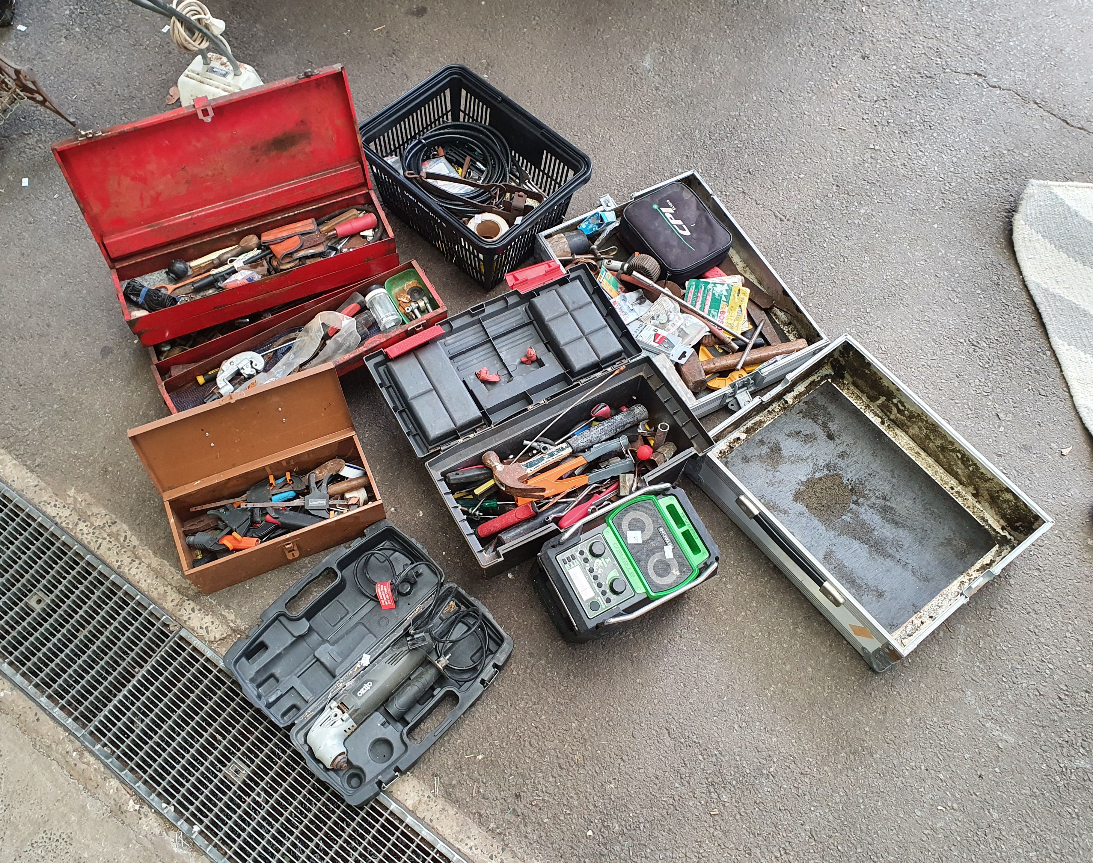 1182 · A JOB LOT OF TOOLS