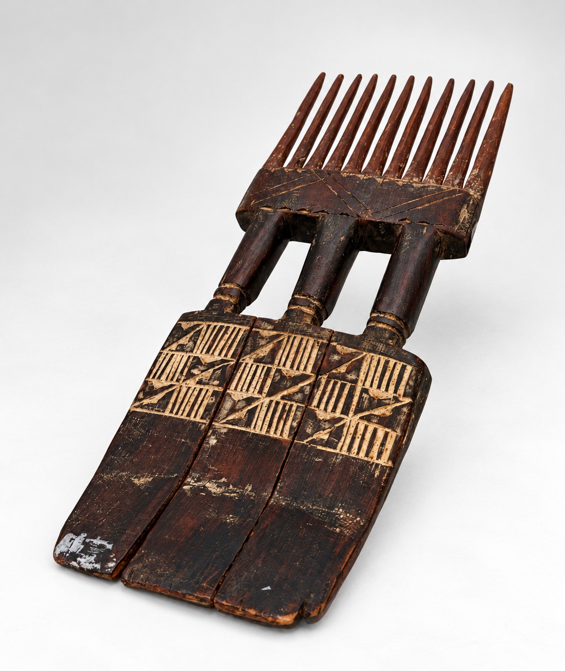 A TRADITIONAL CARVED WOODEN ASHANTI HAIR COMB (DUAFE)