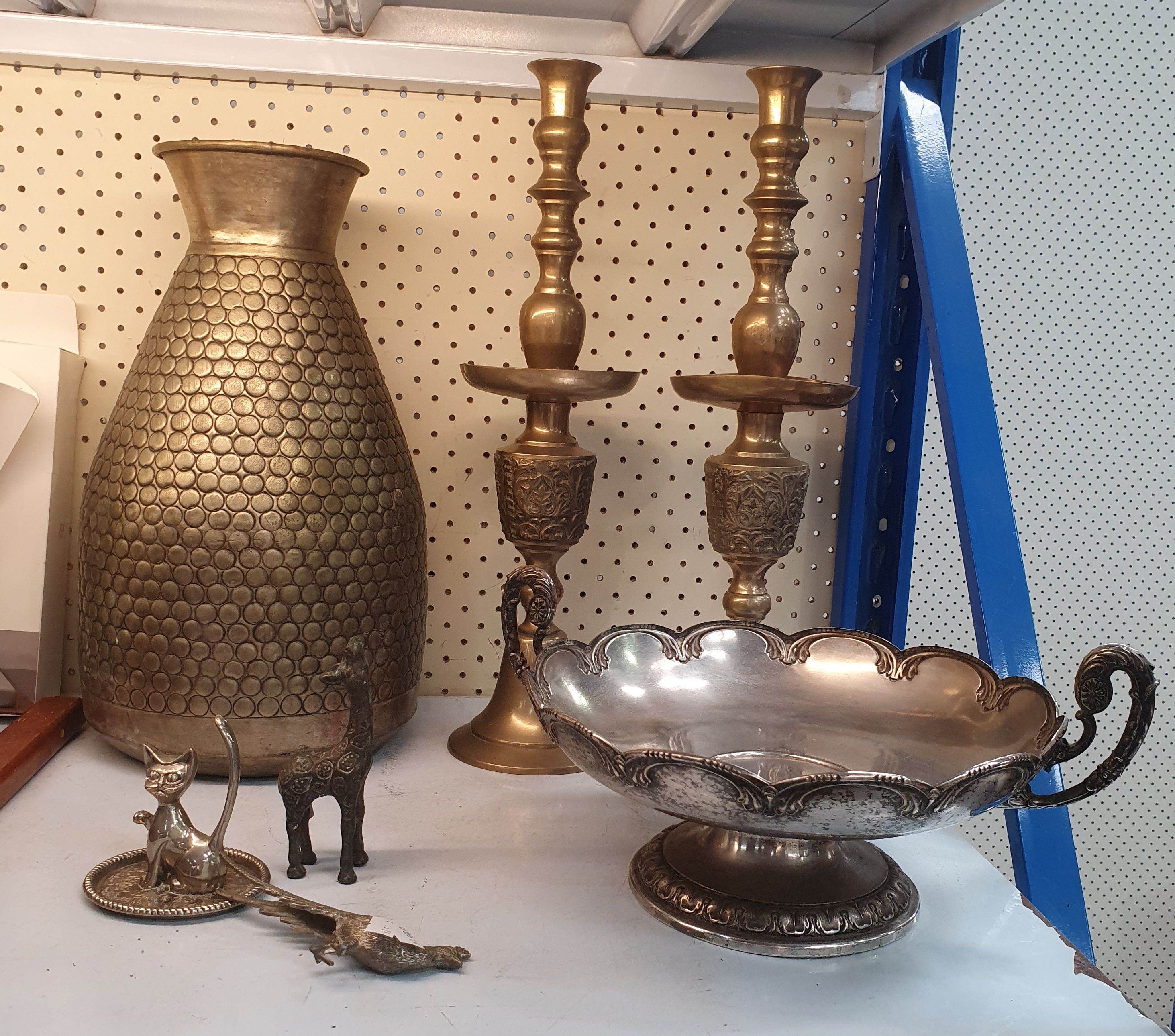 81 · A GROUP OF METALWARE