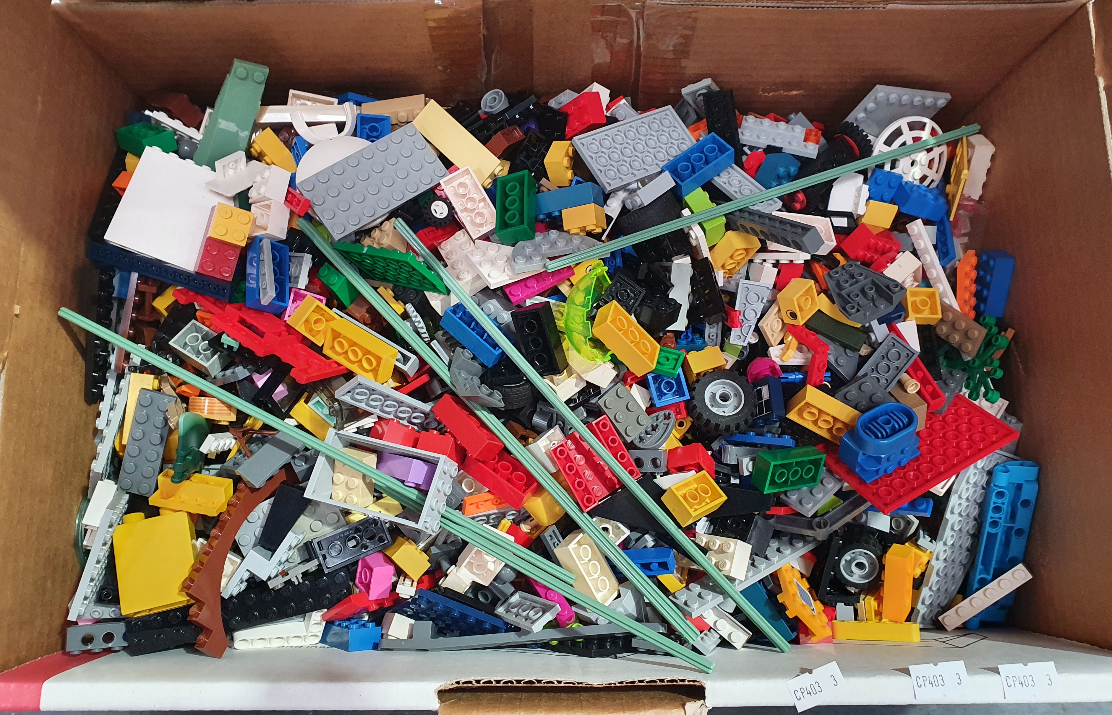 1382 · A LARGE BOX OF LEGO