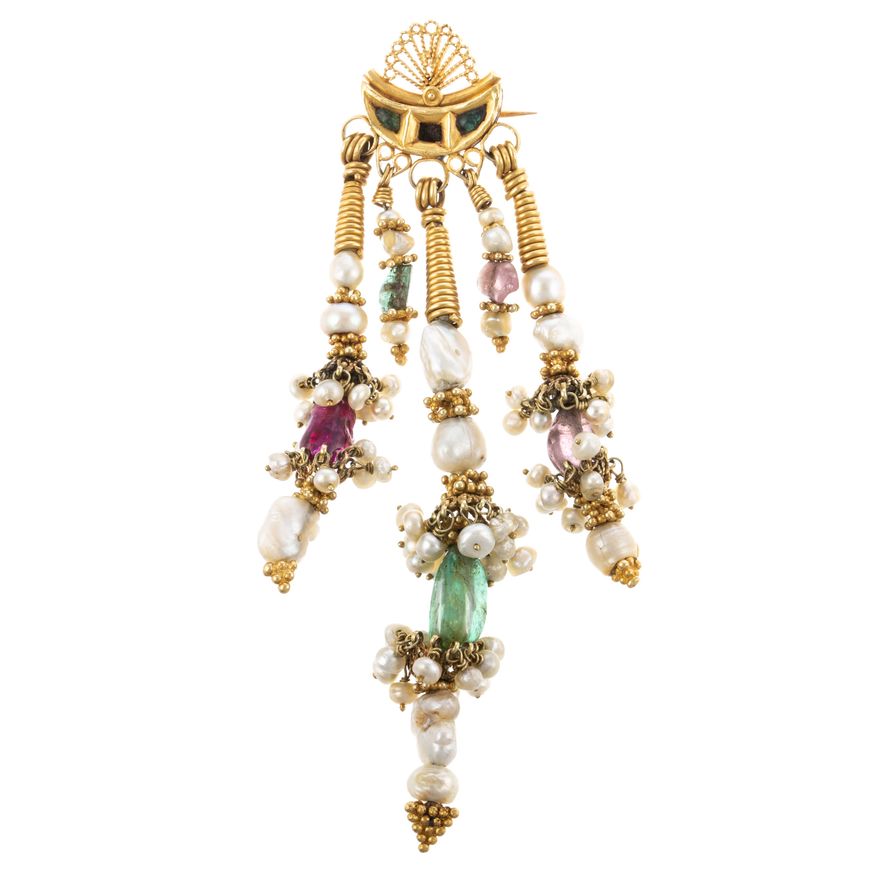 A Long Dangle Brooch in 18K