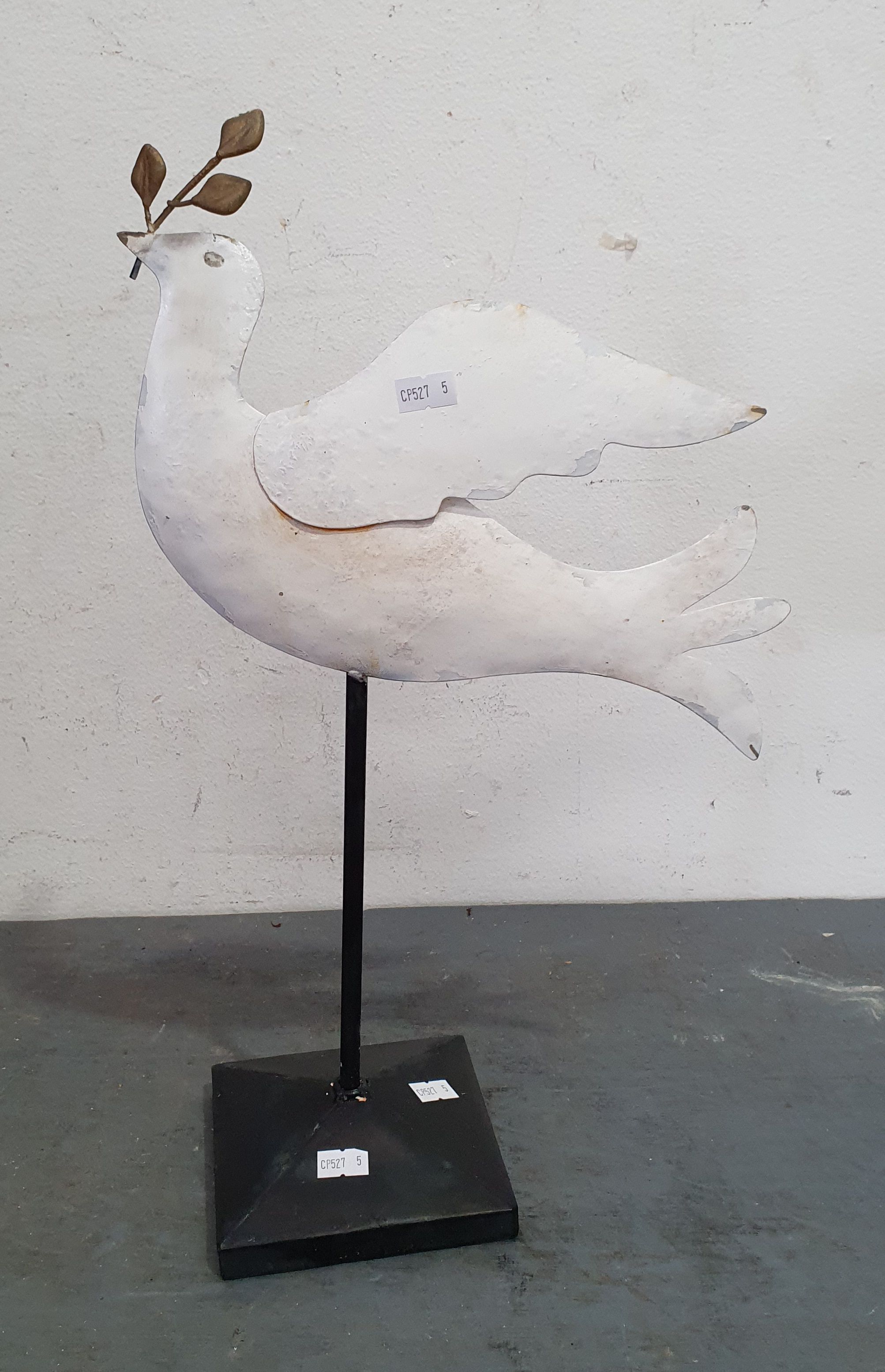 1256 · A PAINTED TIN DOVE WITH OLIVE BRANCH GARDEN ORNAMENT
