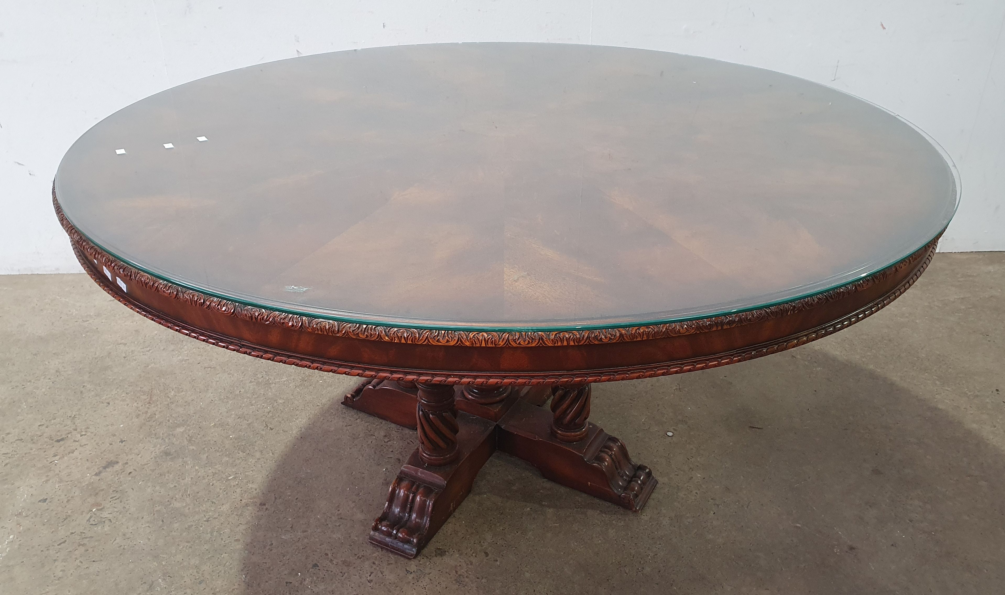 2031 · A VICTORIAN STYLE CIRCULAR DINING TABLE
