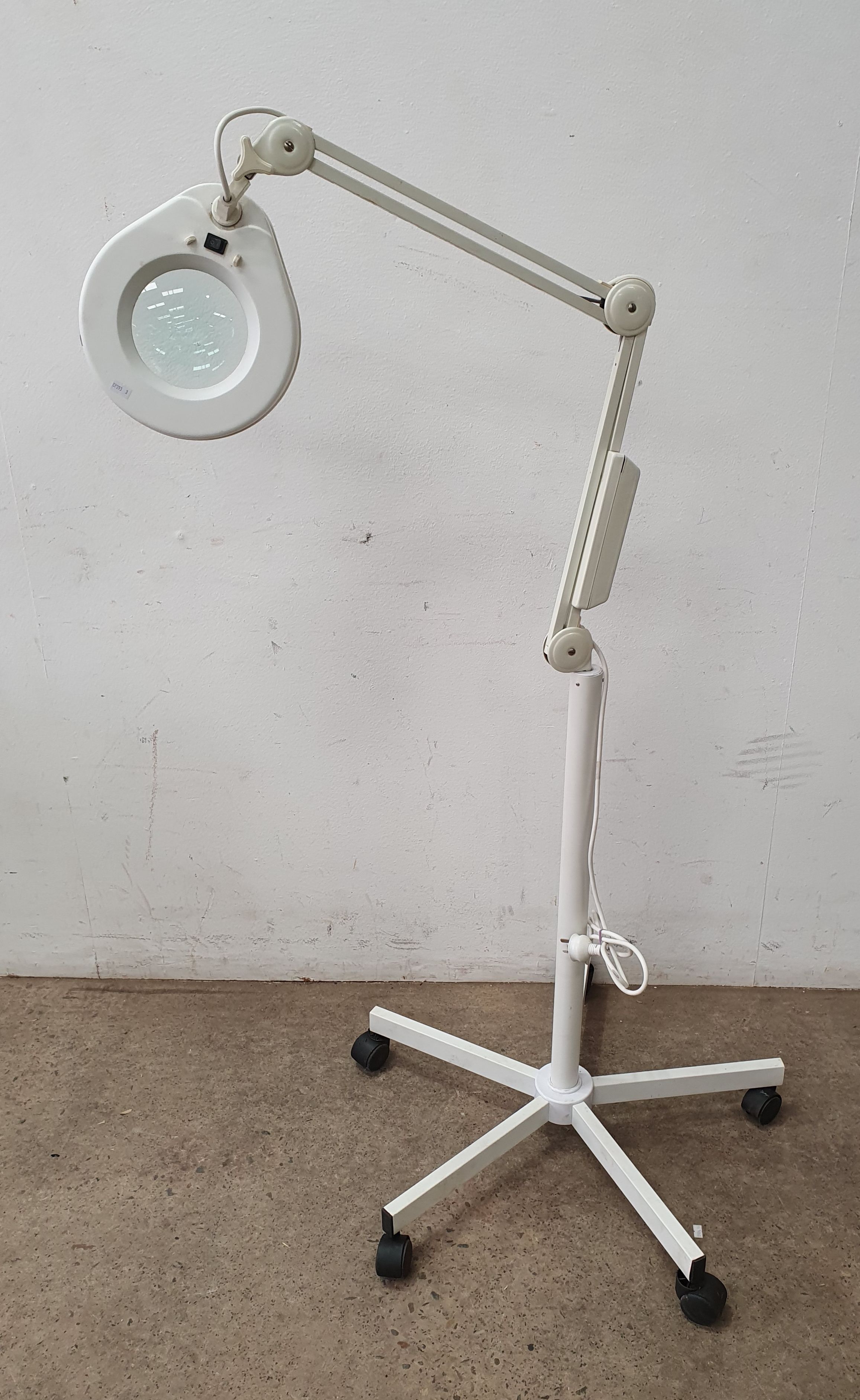 1184 · A MAGNIFYING LAMP