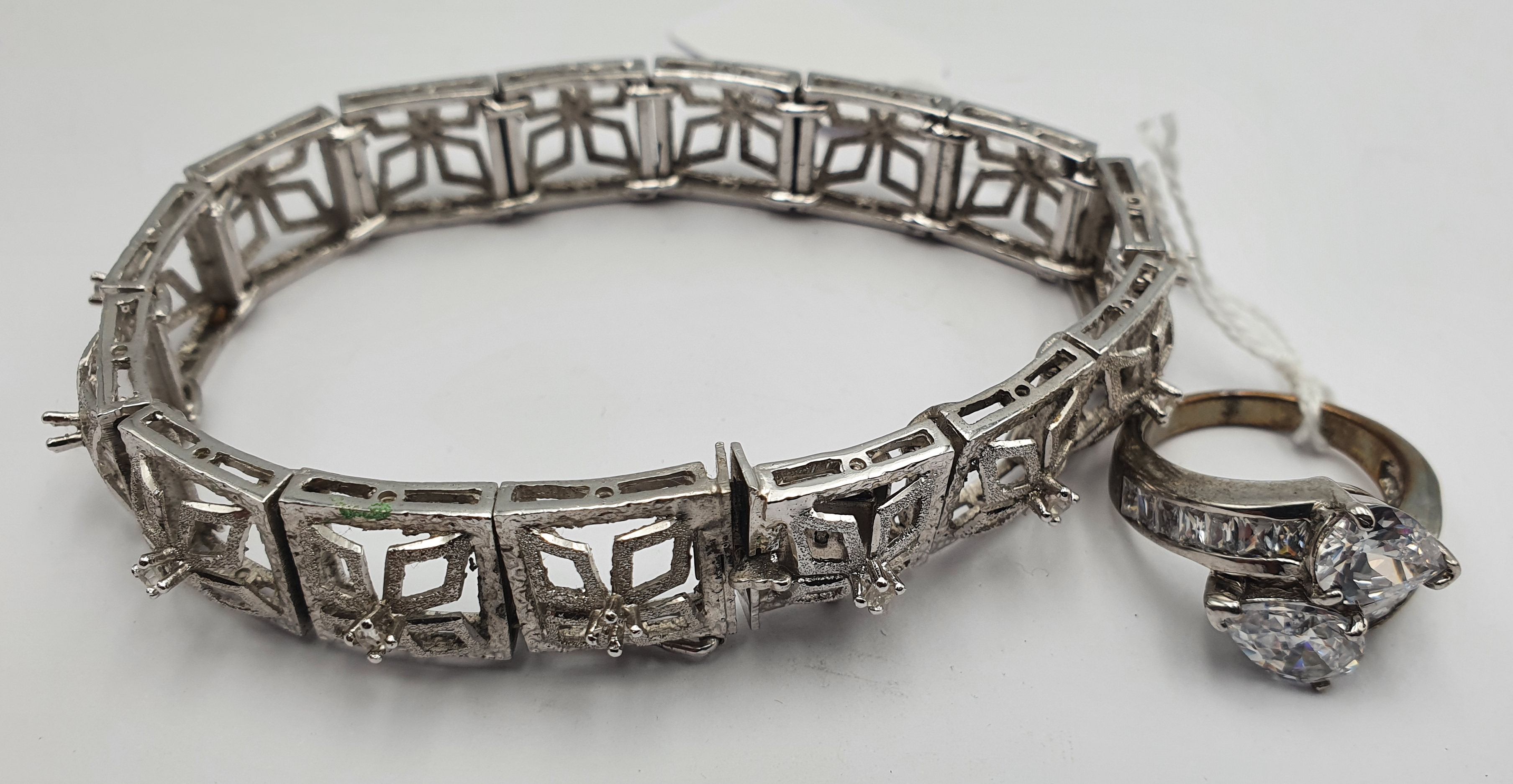 262 · A VINTAGE BRACELET AND A RING