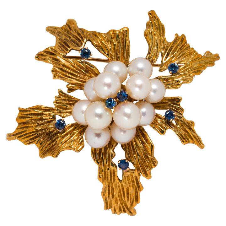 A cultured pearl, sapphire and 18k gold brooch