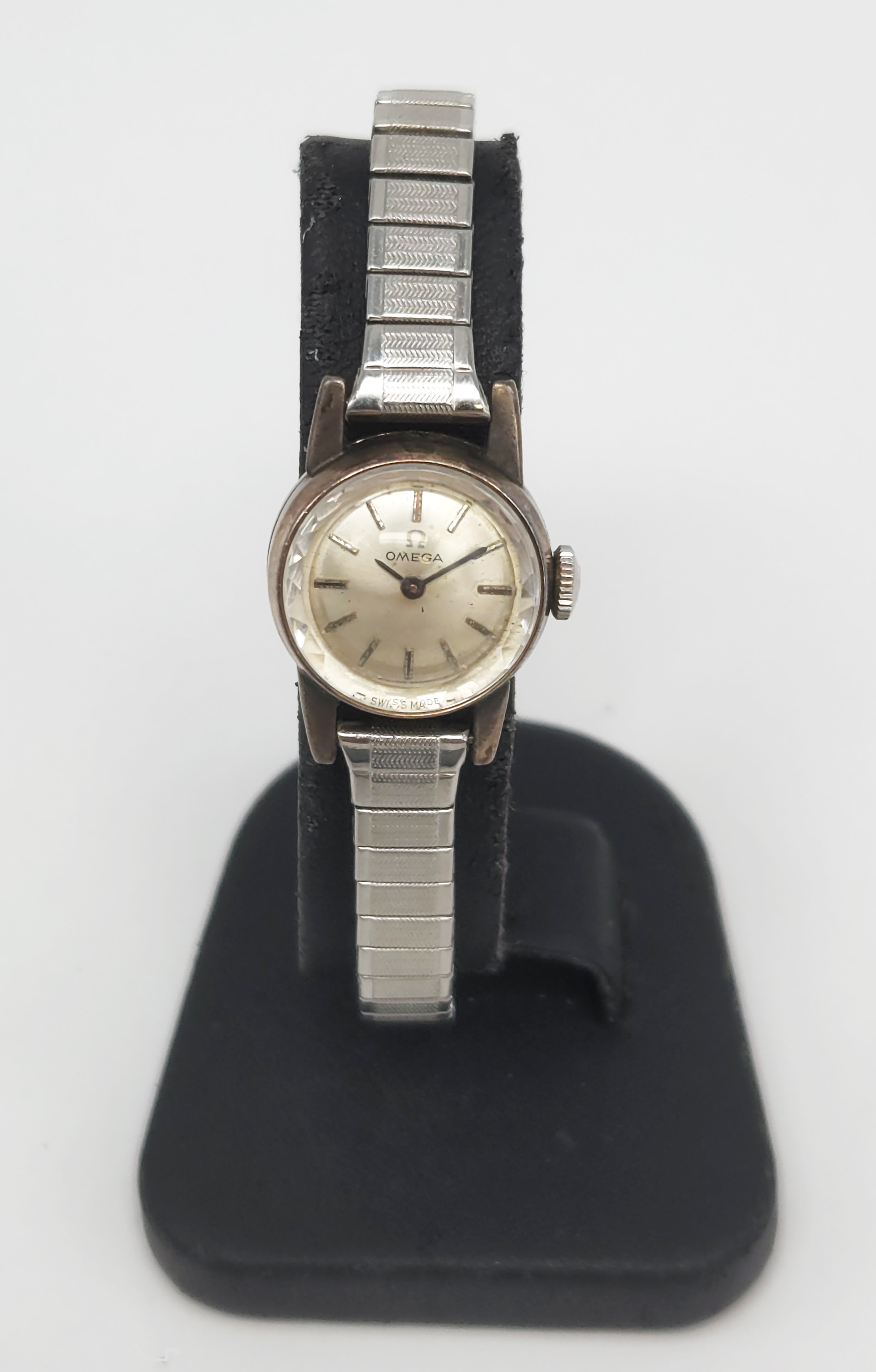 282 · A LADIES 9ct WHITE GOLD OMEGA WRISTWATCH