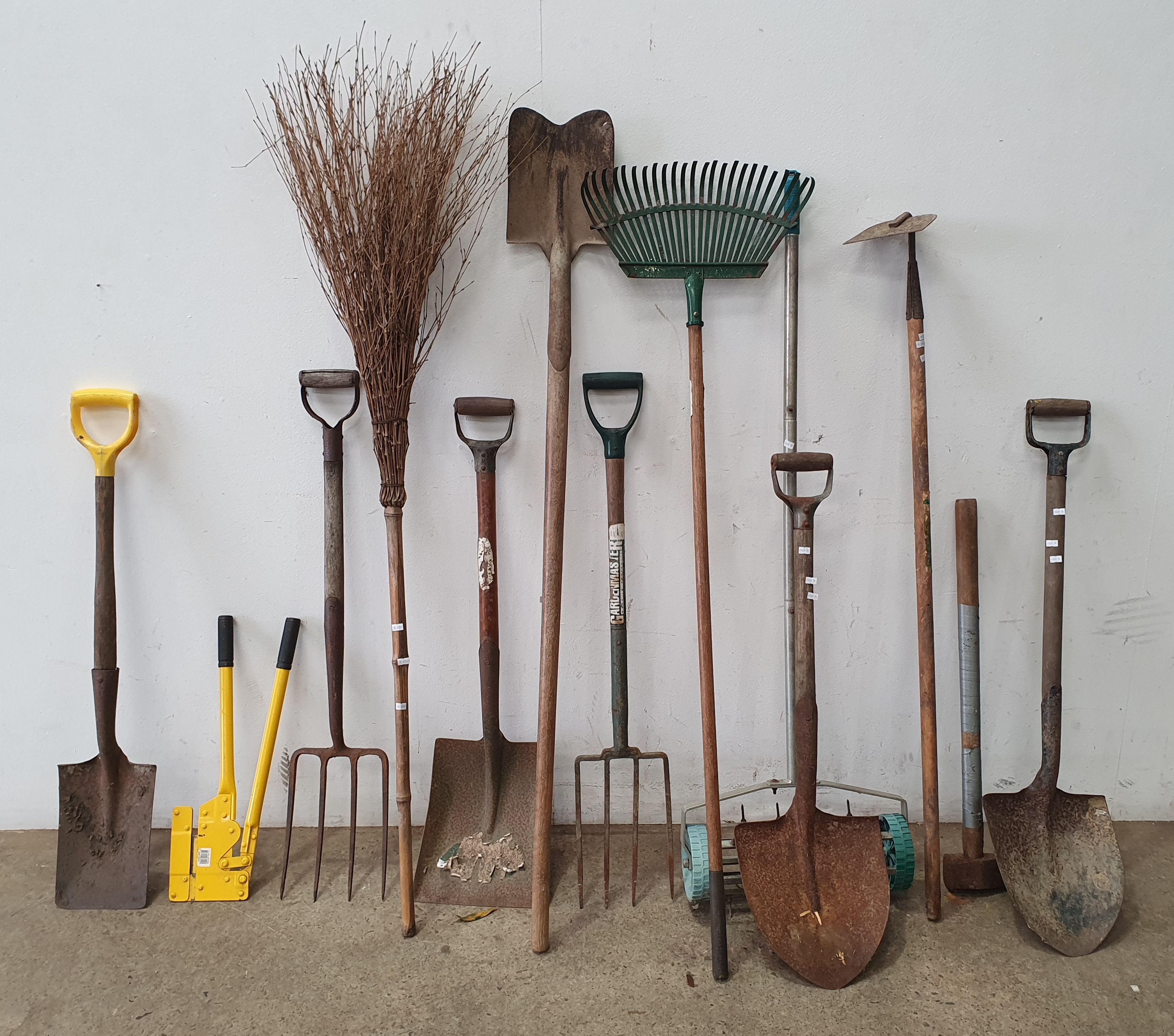 1030 · A GROUP OF VINTAGE GARDEN TOOLS