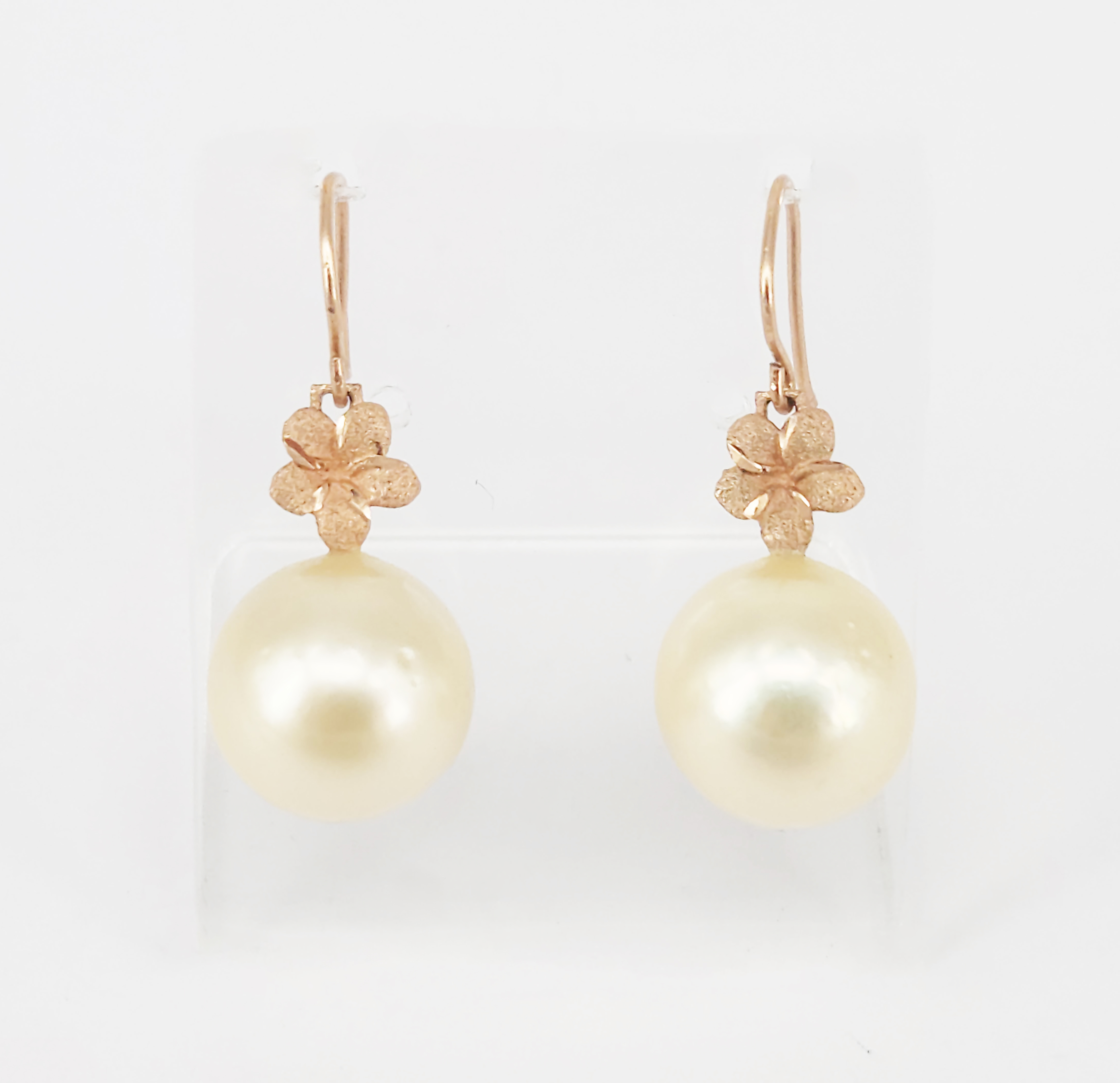 146 · A PAIR OF 12mm ROUND AUSTRALIAN GOLDEN SOUTH SEA PEARL EARRINGS
