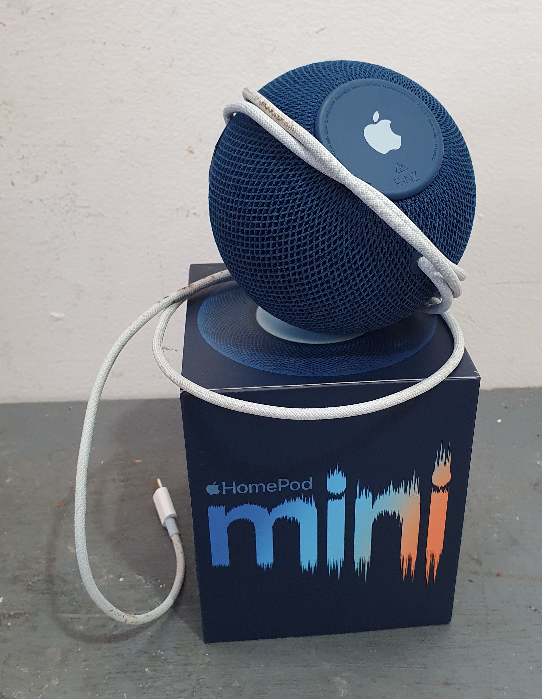 1273 · AN APPLE SPEAKER