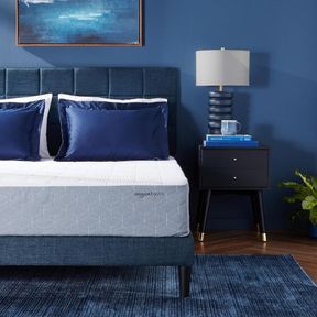 QUEEN SIZE Amazon Basics Memory Foam Mattress, Medium Firm, Cooling Gel Mattress E20