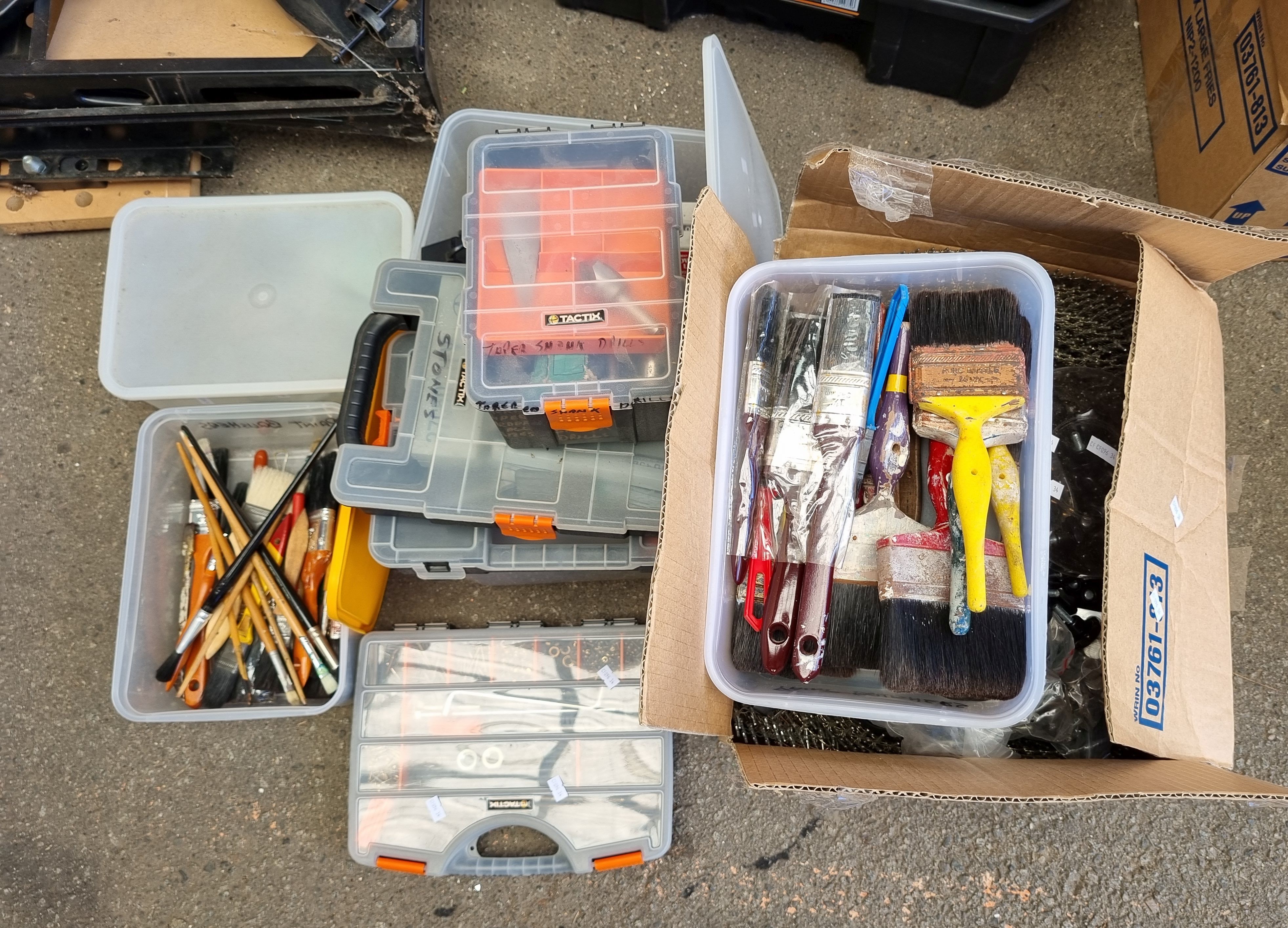 A GROUP OF ACCESSORIES AND MACHINEST TOOLS