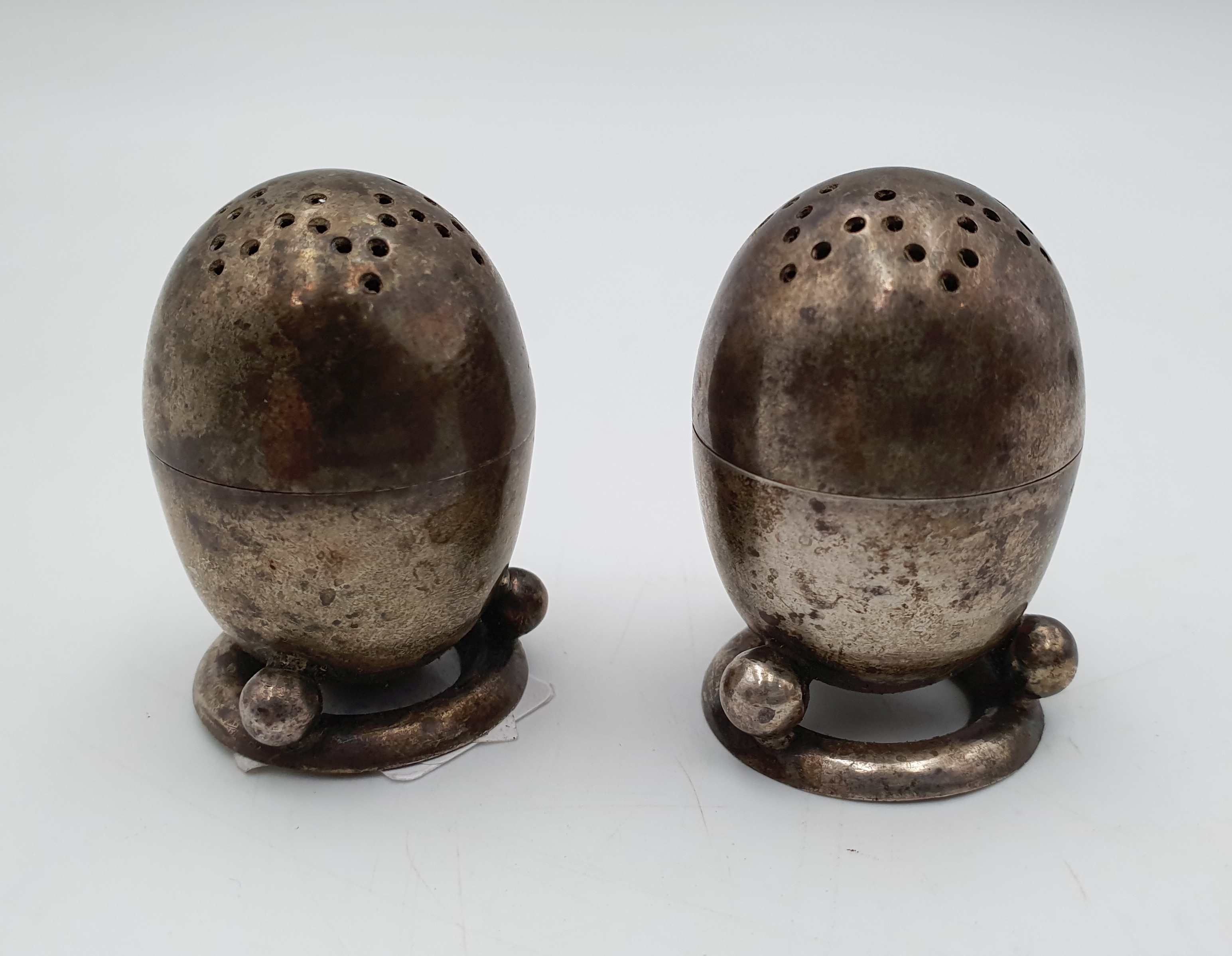 517 · A PAIR OF GEORGE V SILVER PEPPERETTES