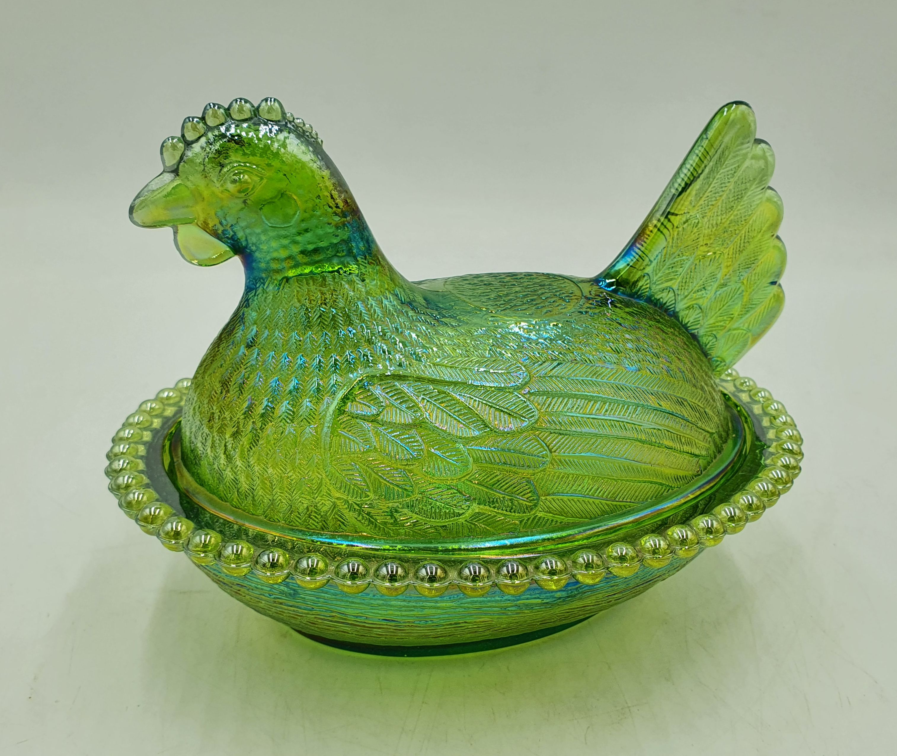 540 · A VINTAGE INDIANA IRIDESCENT GREEN GLASS HEN ON NEST
