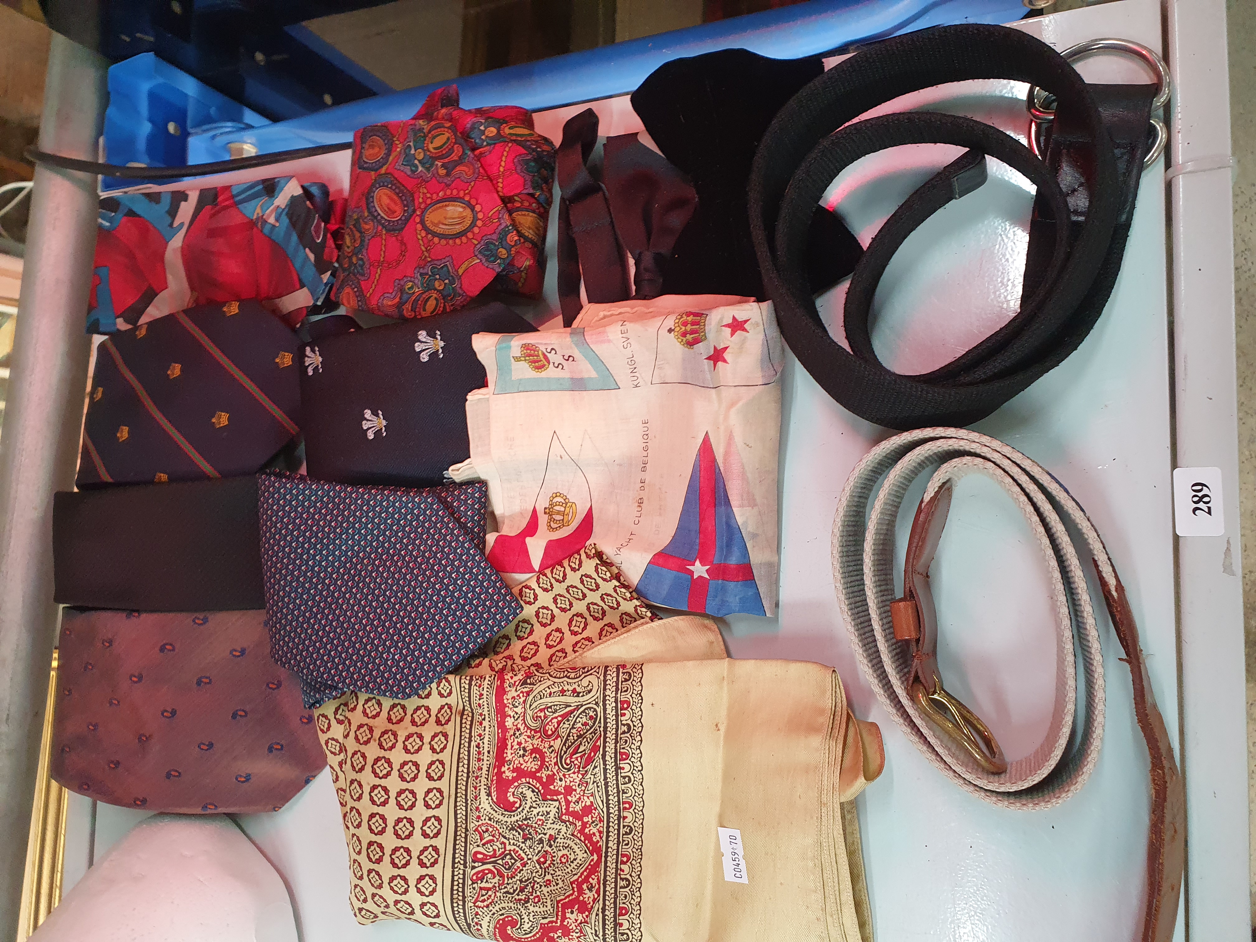 289 · A GROUP OF MENS DRESS ACCESSORIES