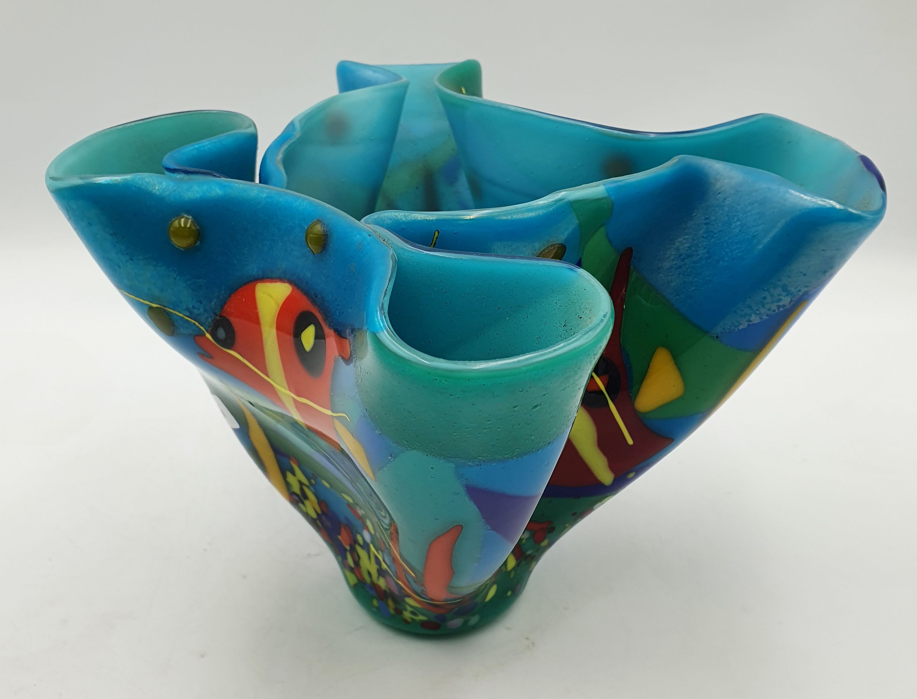 634 · AN ART GLASS HANDKERCHIEF VASE