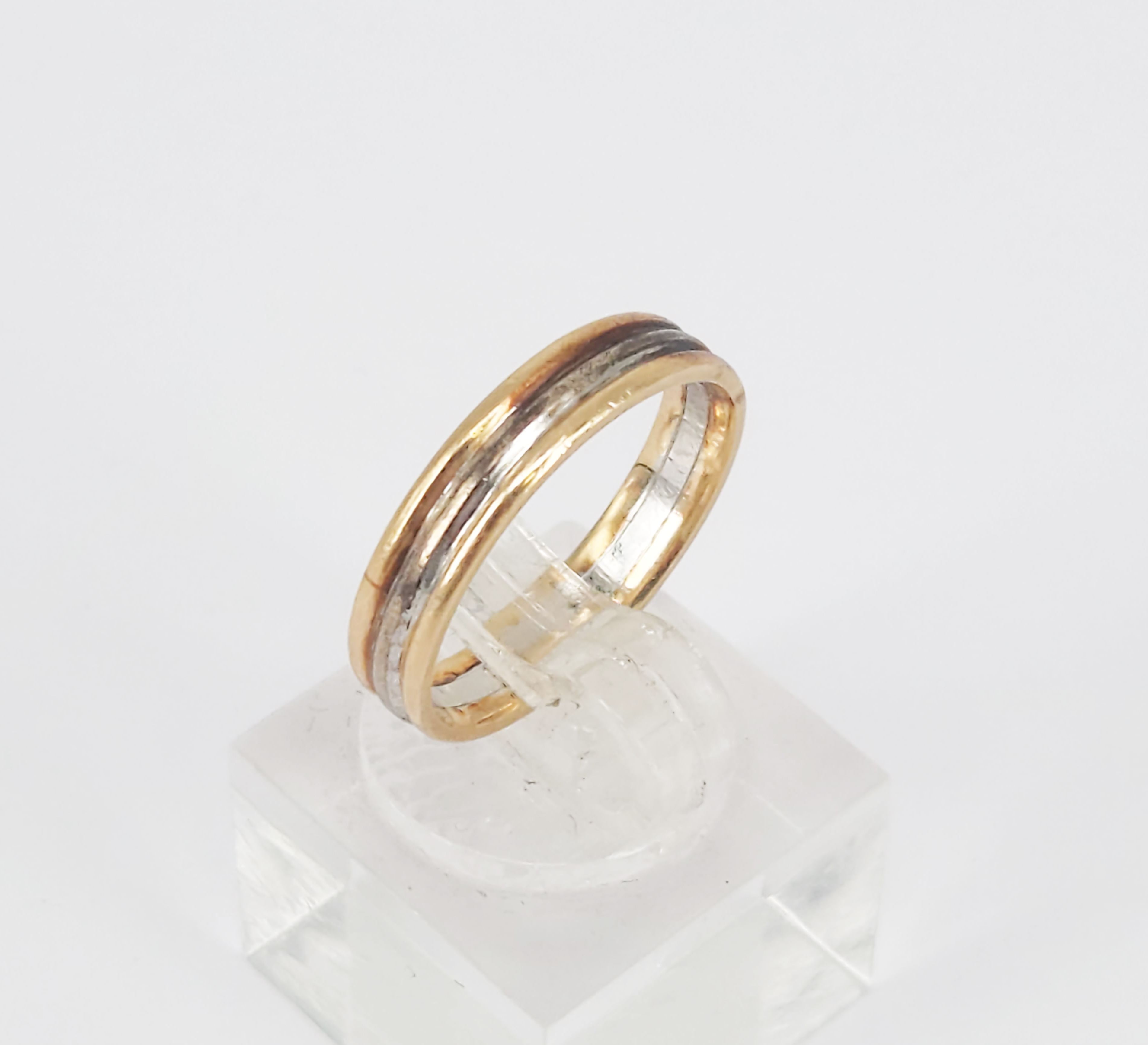 31 · A TWO-COLOUR GOLD BAND RING
