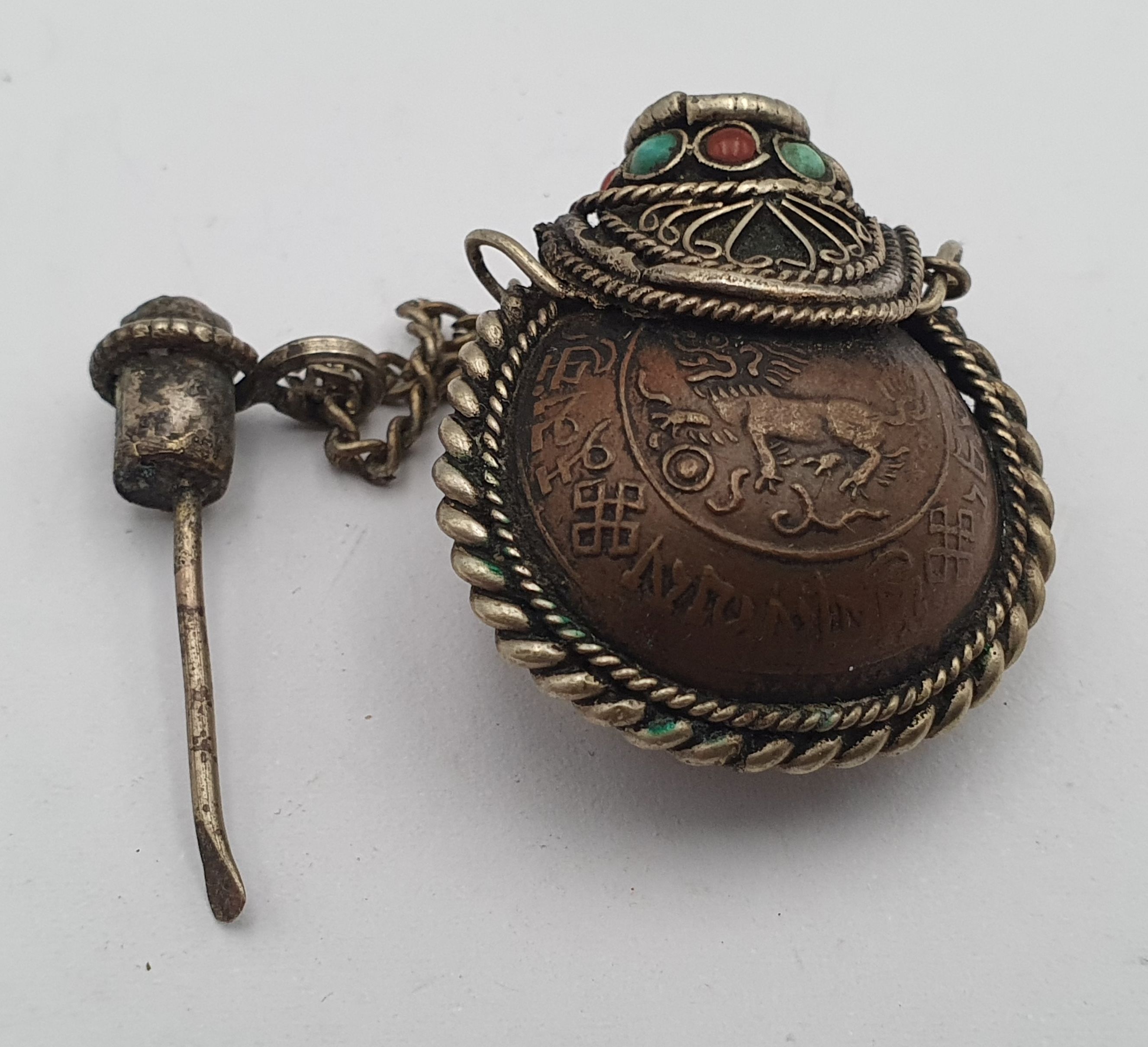 A SRI LANKAN SILVER AND COPPER SNUFF BOTTLE
