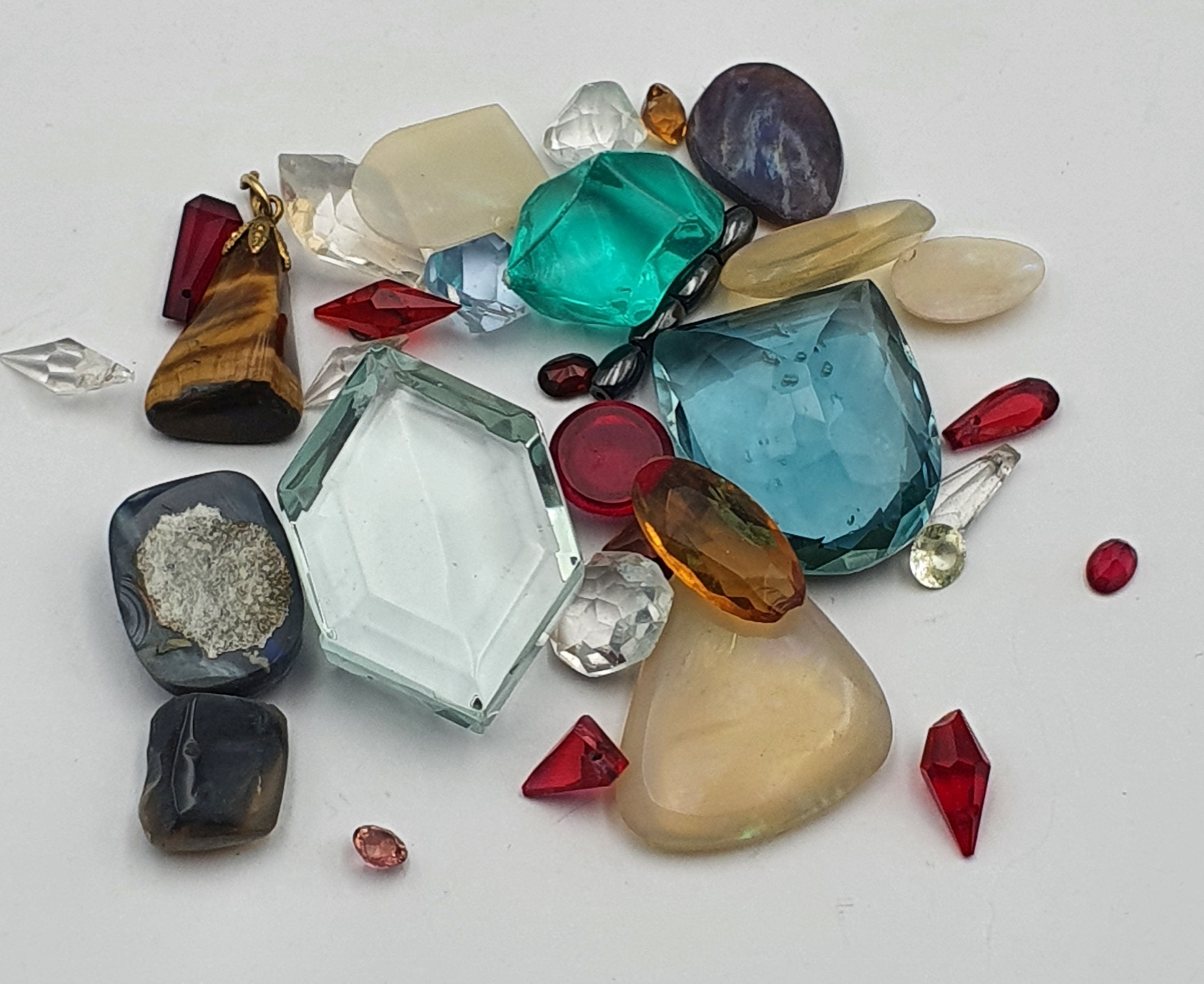 295 · A BOX OF ASSORTED GEMS AND STONES