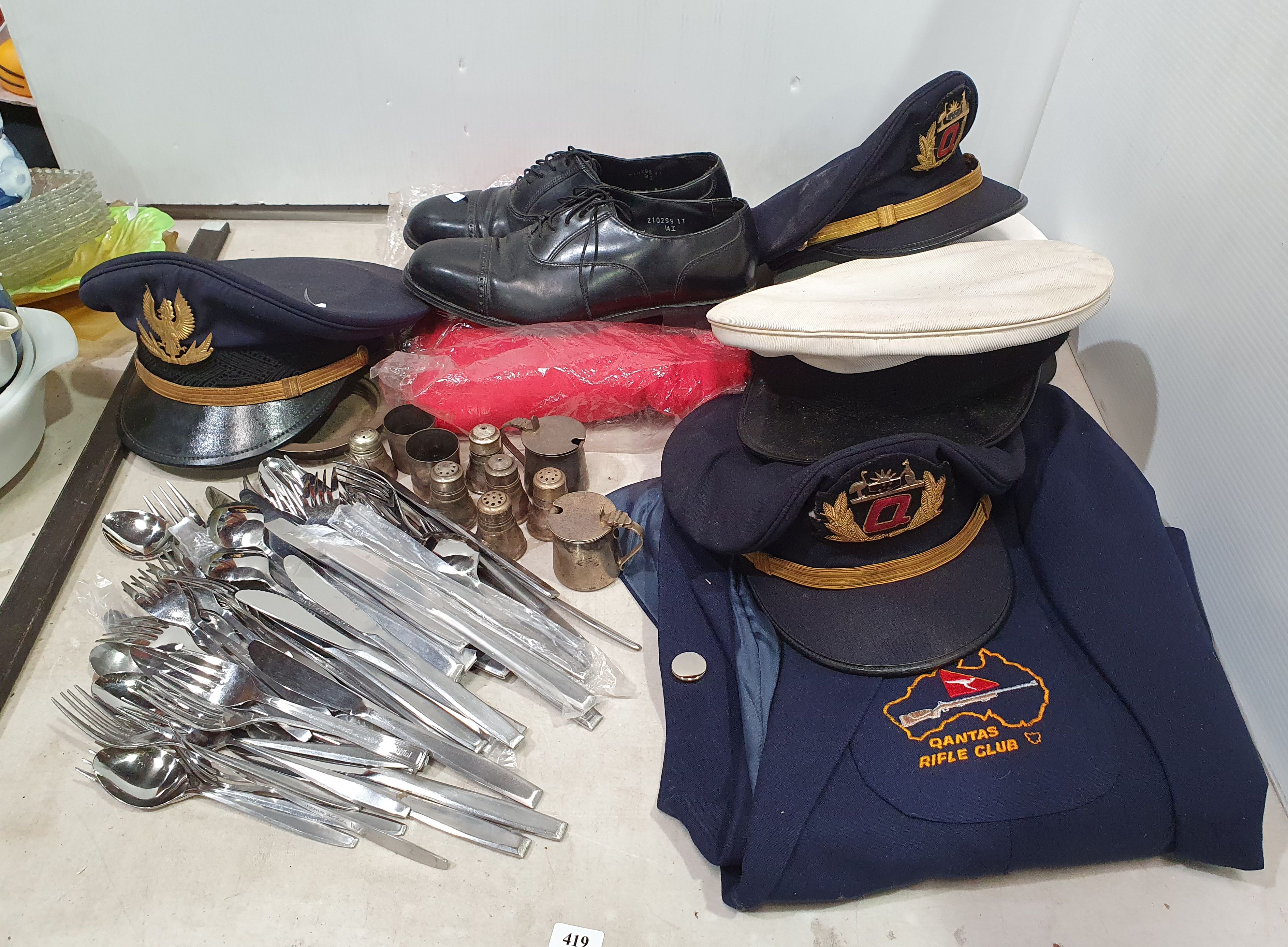 419 · A GROUP OF MOSTLY 'QANTAS' AIRLINE ITEMS