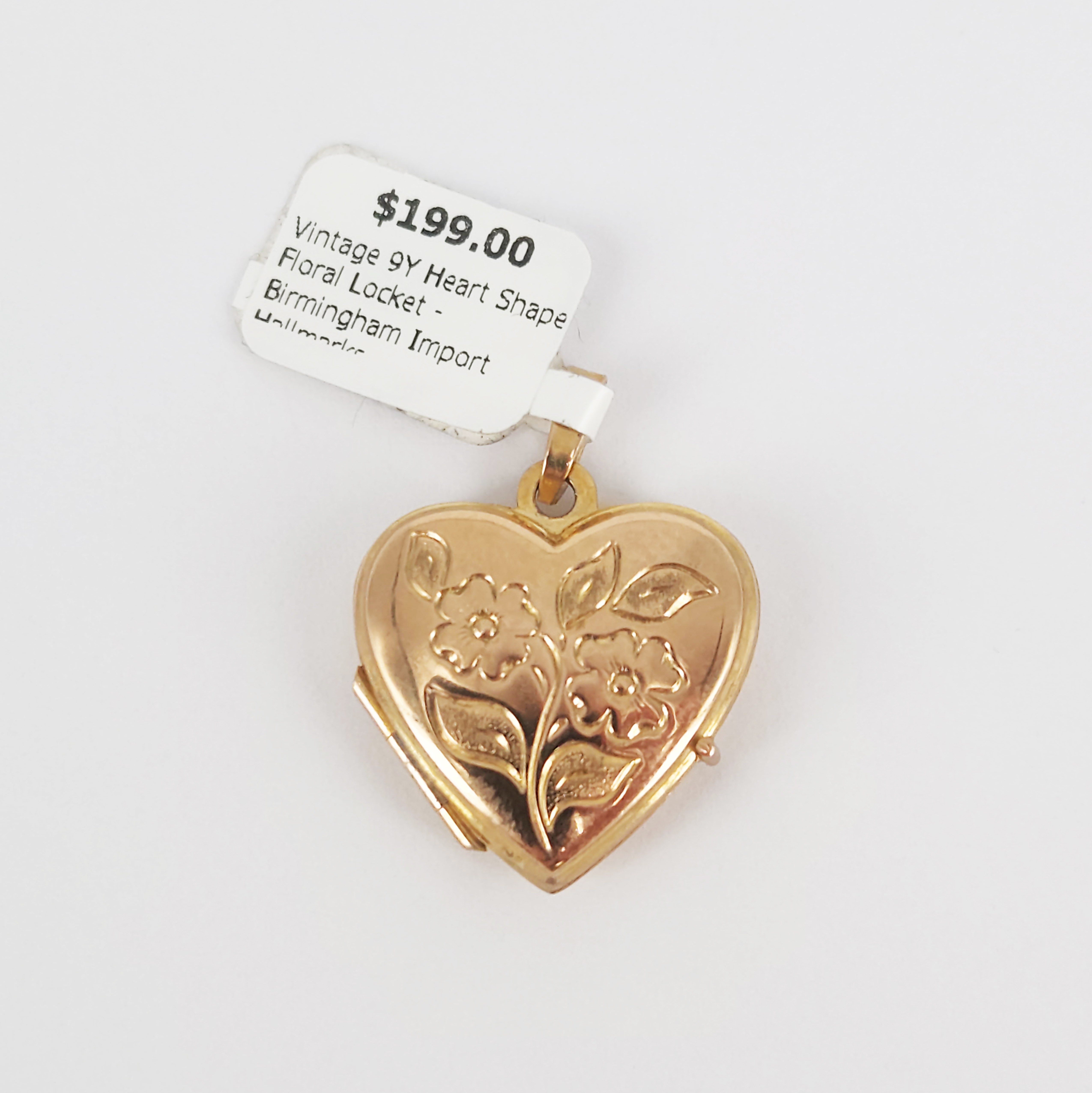 101 · A 9ct YELLOW GOLD VINTAGE FLORAL HEART SHAPED LOCKET
