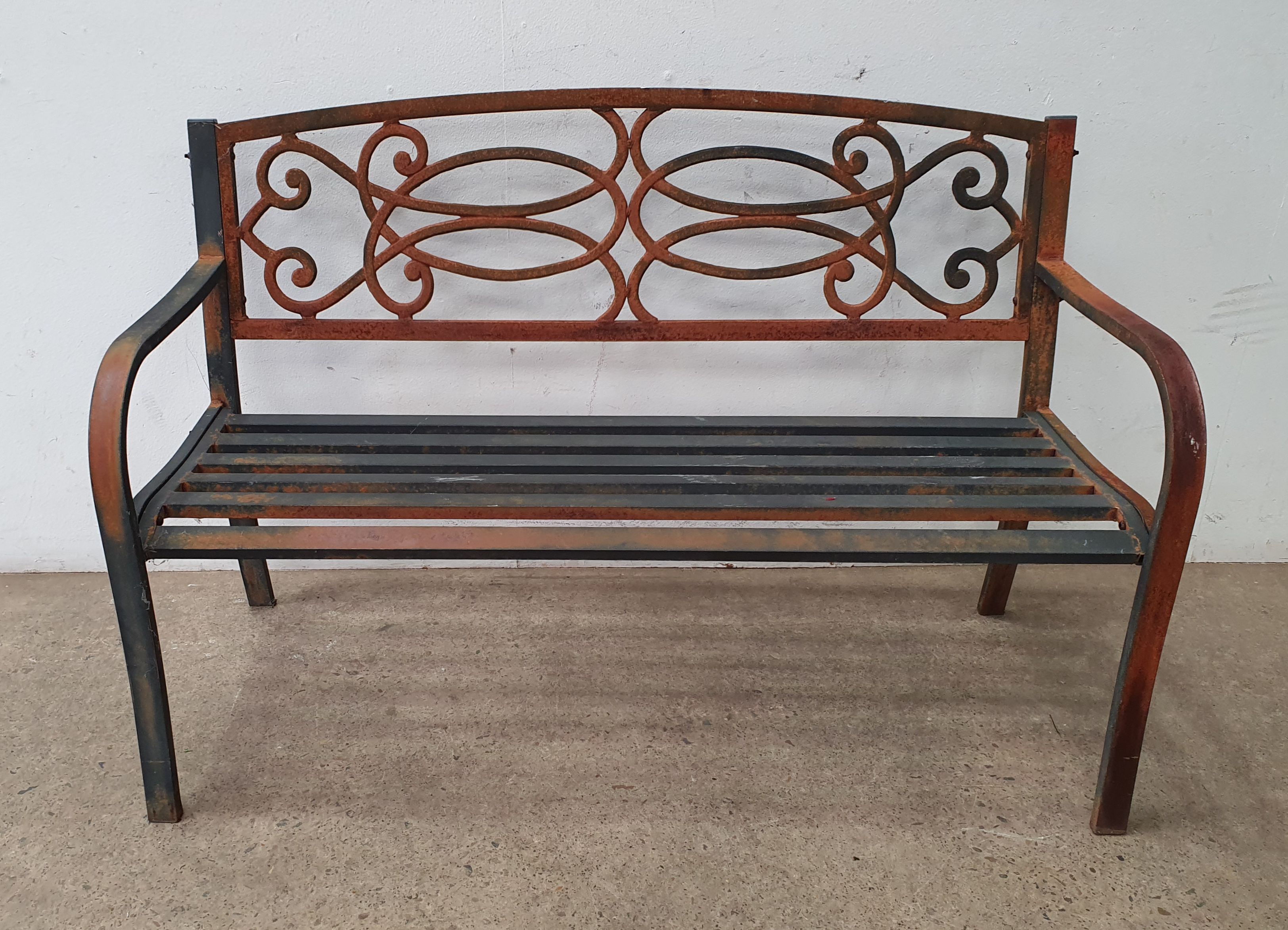 1020 · A METAL BENCH