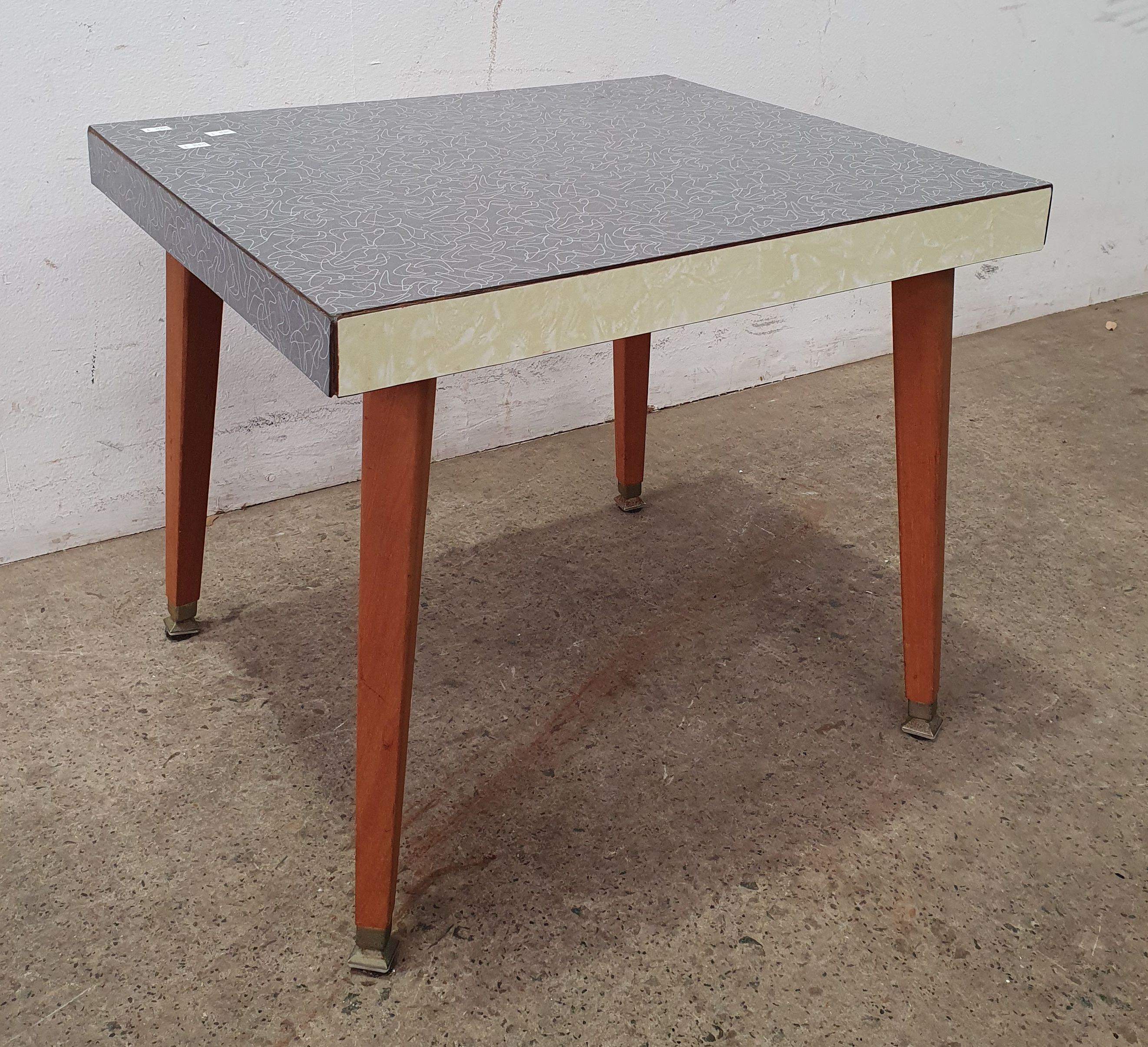2070 · A MID CENTURY STYLE SIDE TABLE