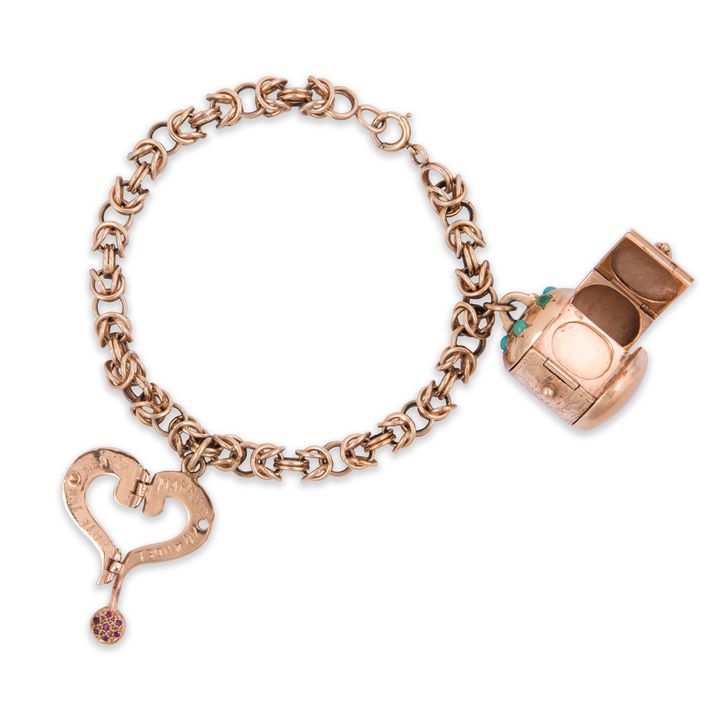 A fourteen karat gold bracelet