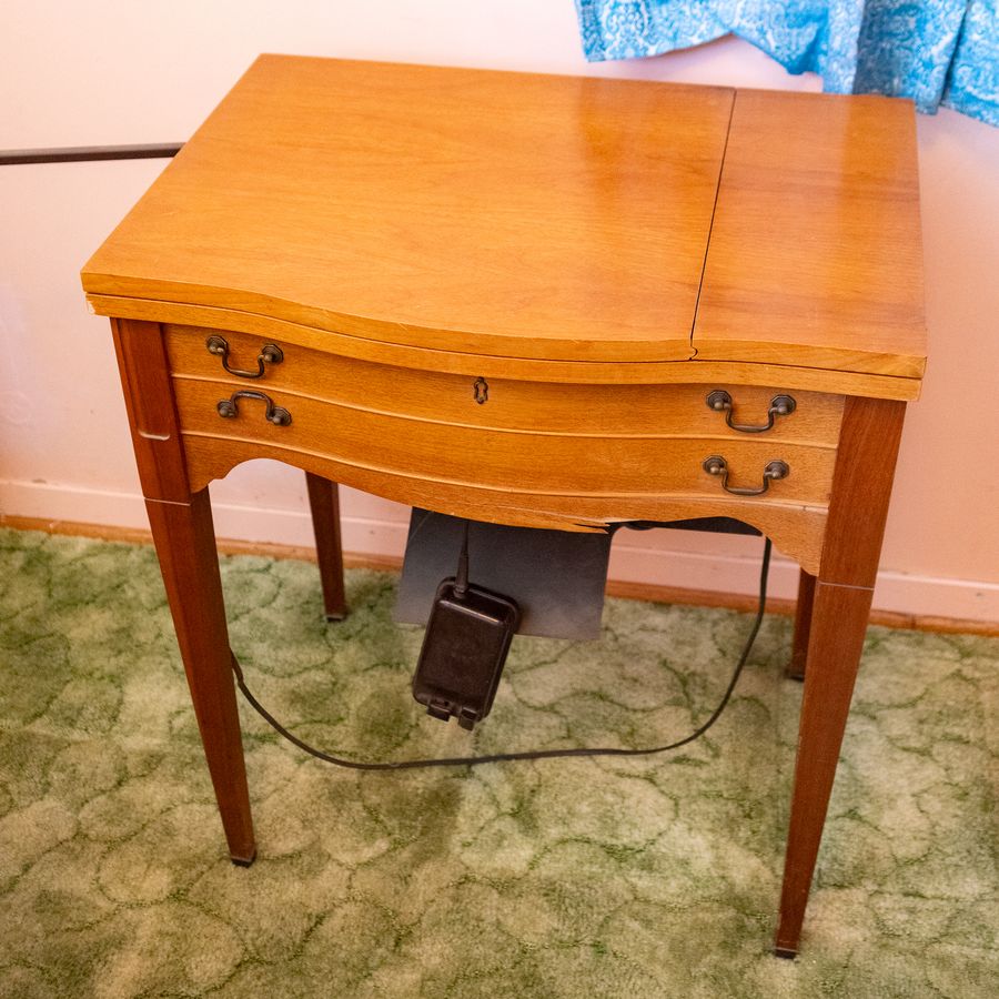 Sewing Machine Console Singer 401A Console Sewing Machine | Harritt Group, Inc