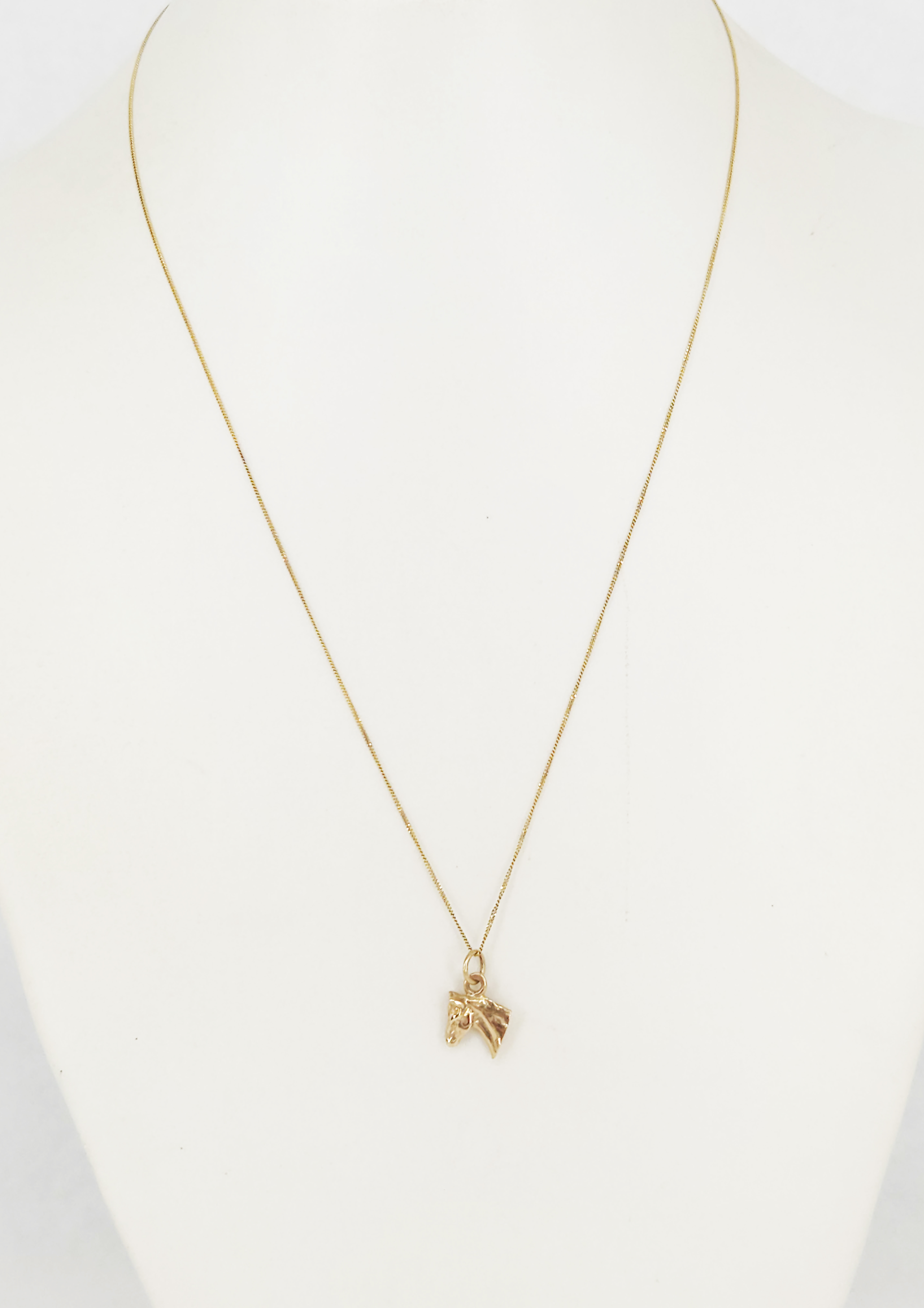 84 · A 9ct YELLOW GOLD HORSE BUST PENDANT