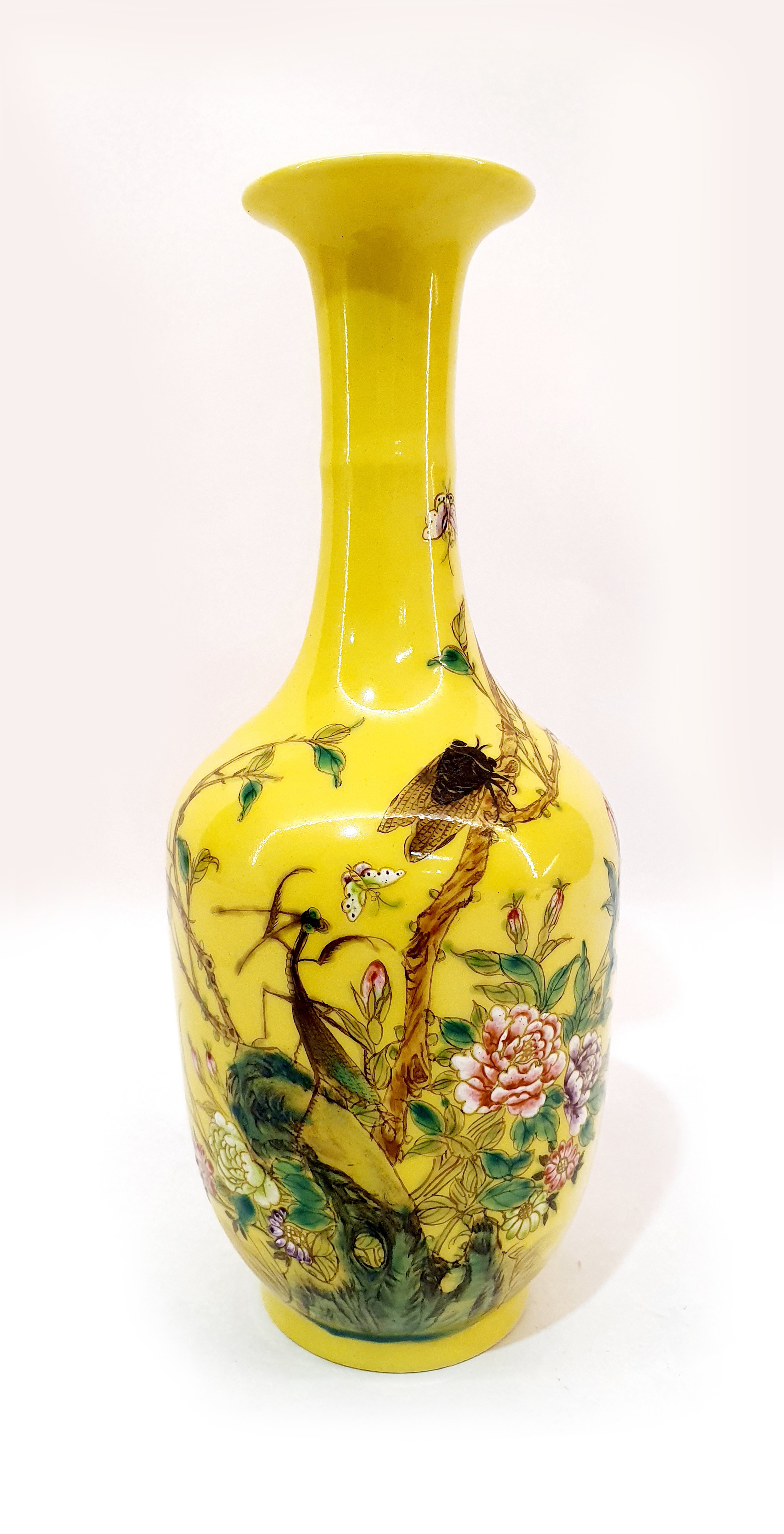 637 · A CHINESE YELLOW GROUND PORCELAIN VASE