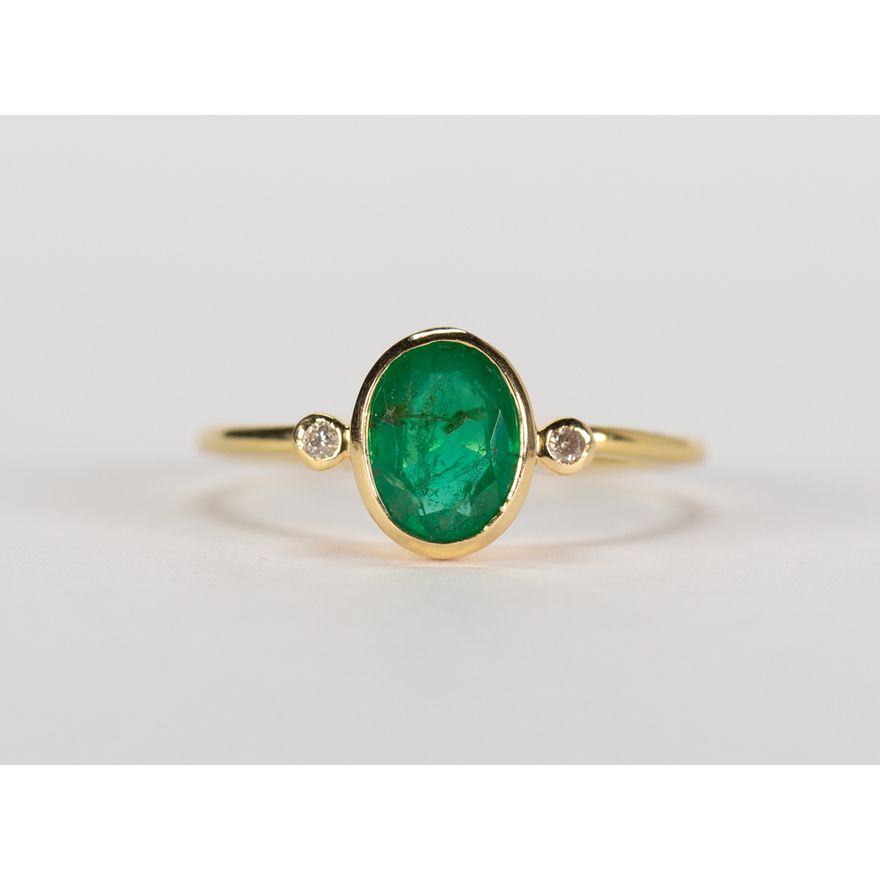Emerald, diamond and 18k yellow gold ring