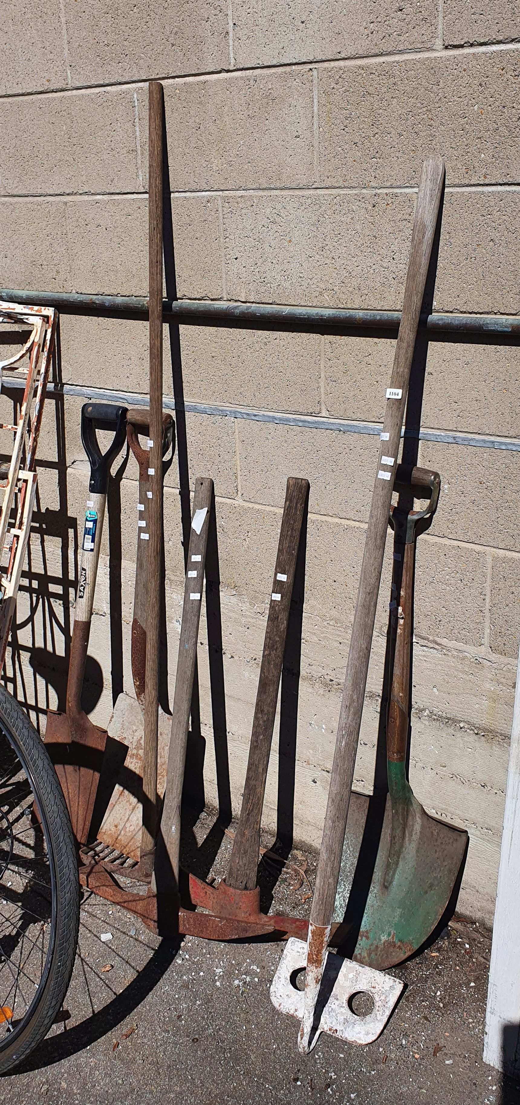 1104 · A GROUP OF GARDEN TOOLS
