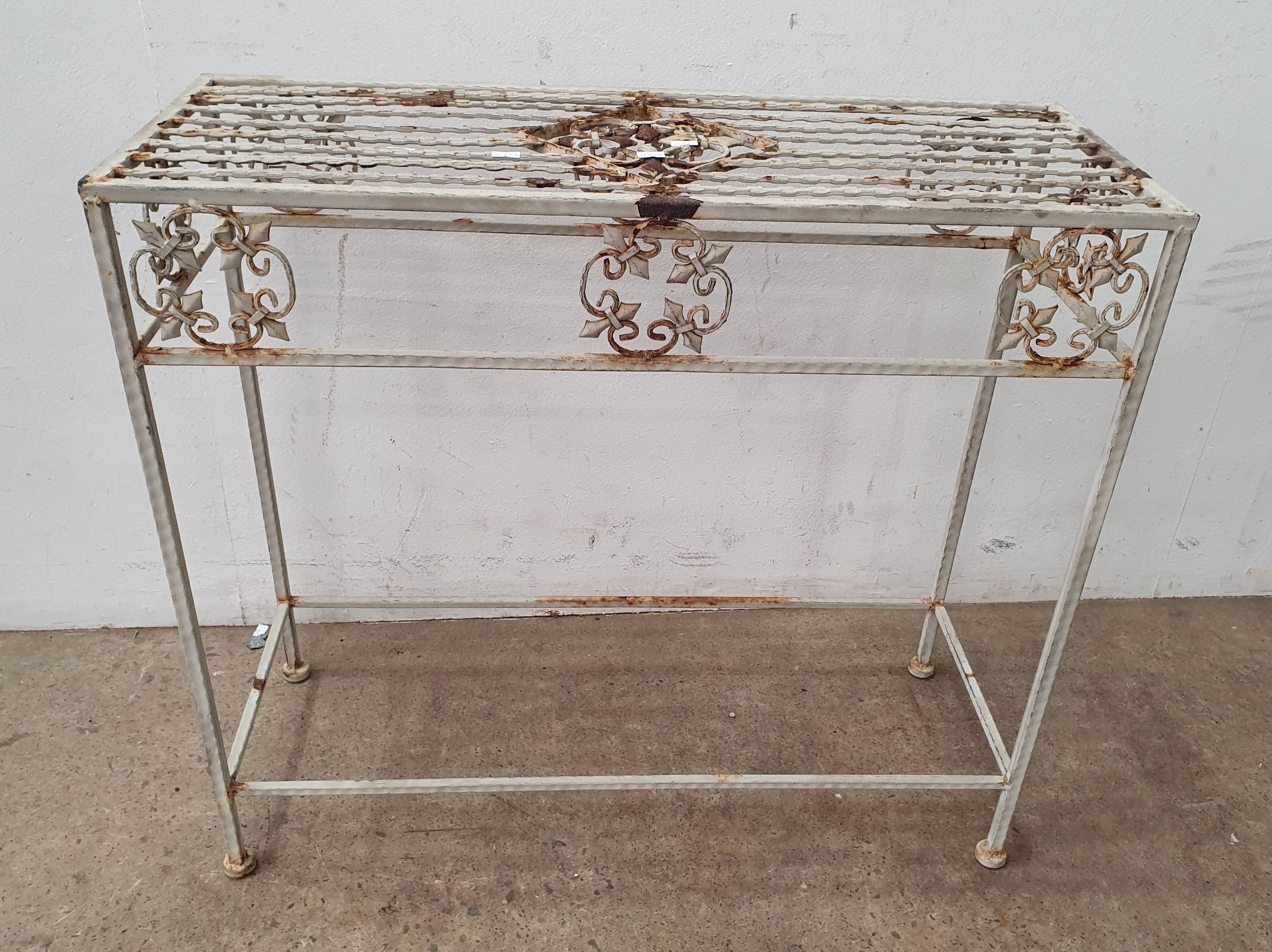 1032 · A PLANT STAND