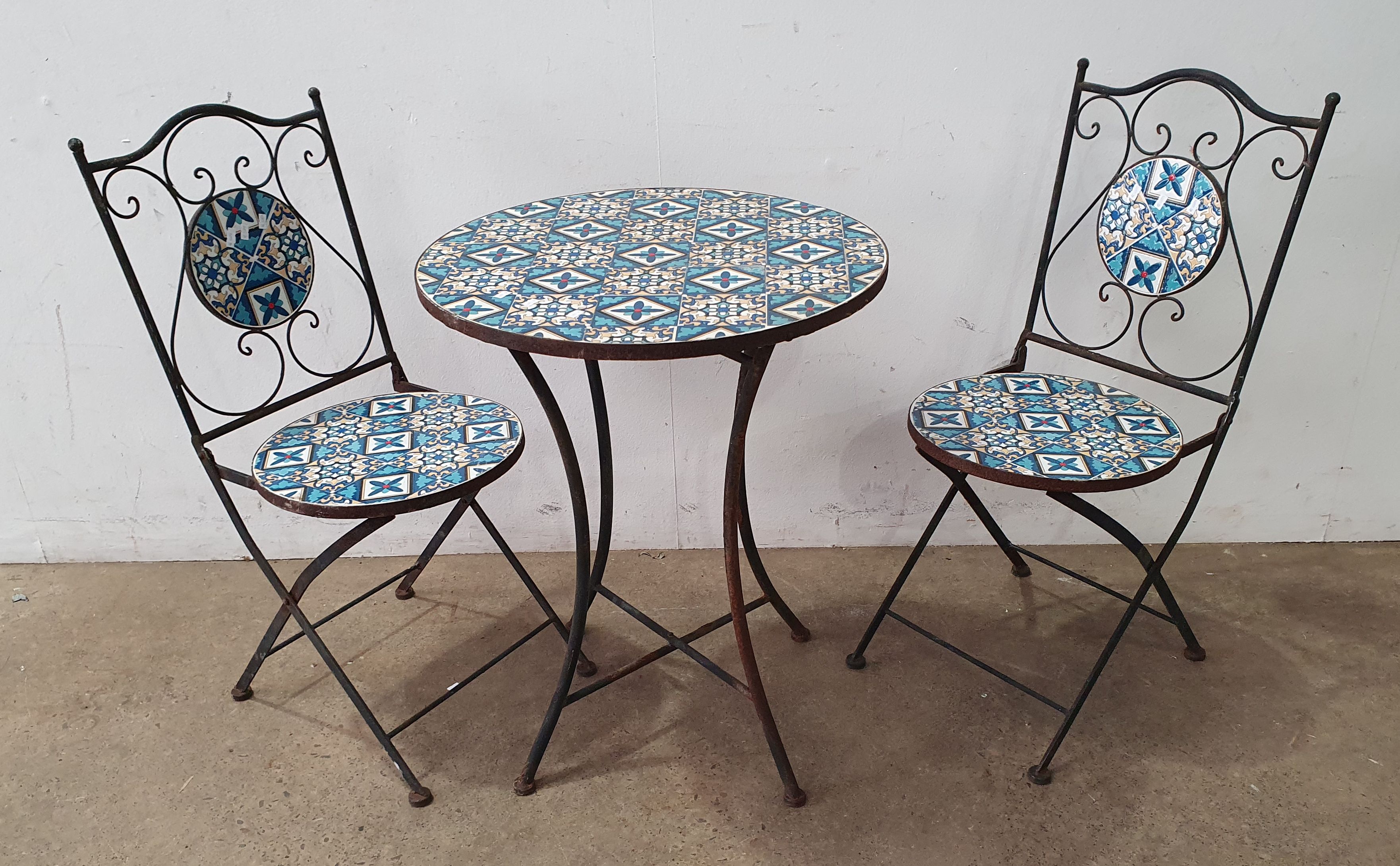 1035 · A THREE PIECE OUTDOOR SETTING