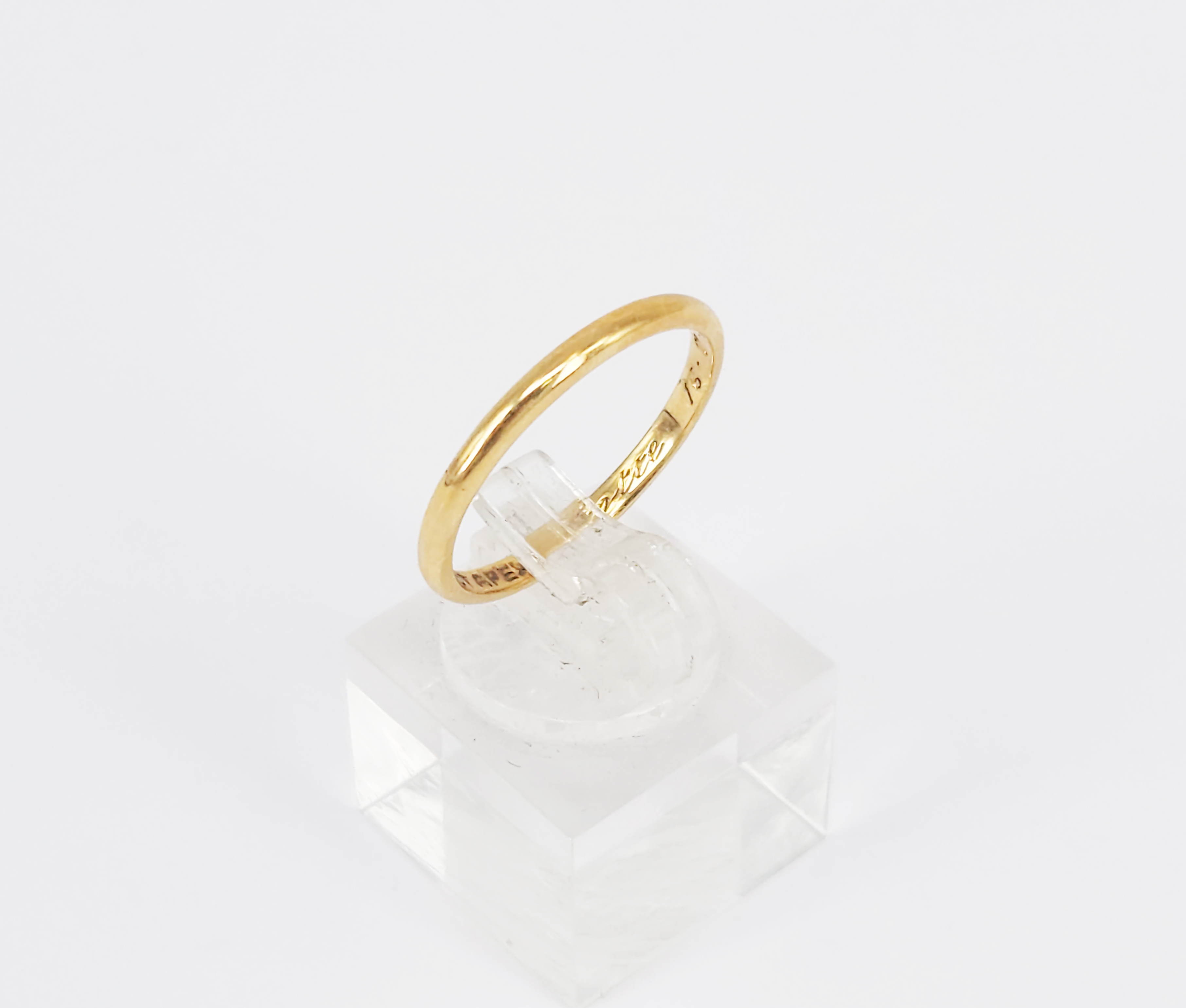 42 · AN 18ct YELLOW GOLD BAND RING