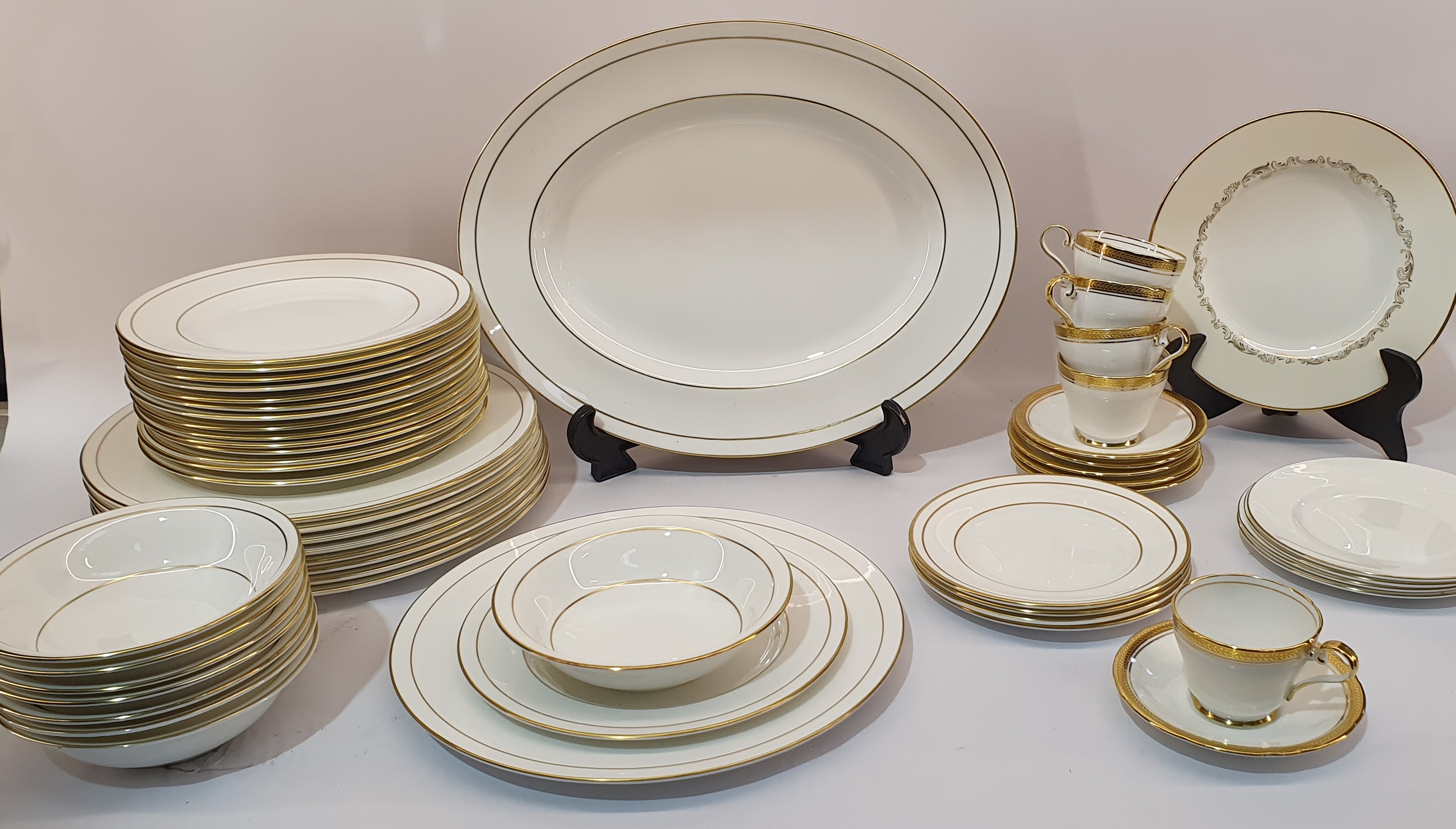 589 · A COALPORT 'ROYALTY' DINNER SERVICE